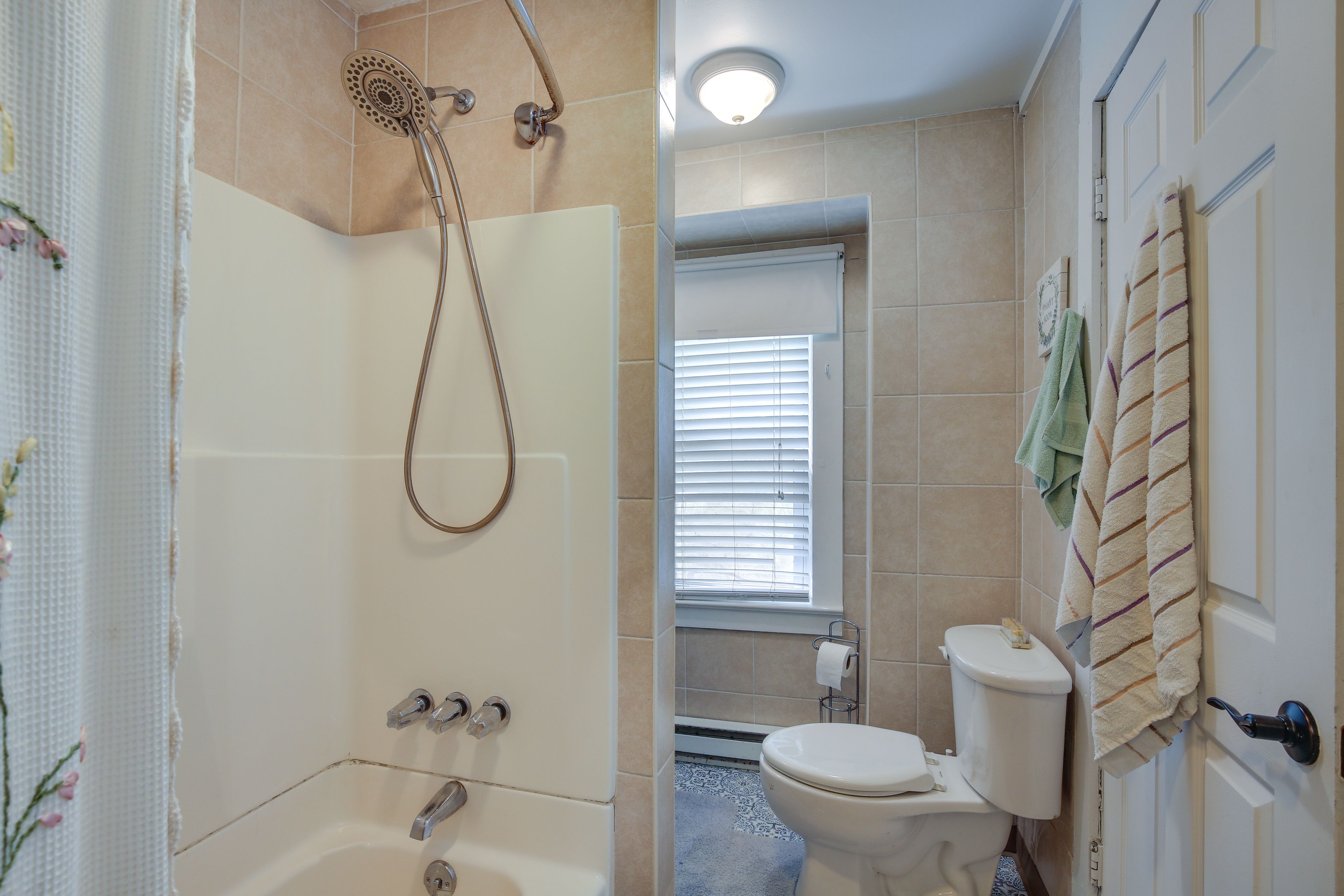Full Bathroom | 2nd Floor | Towels Provided