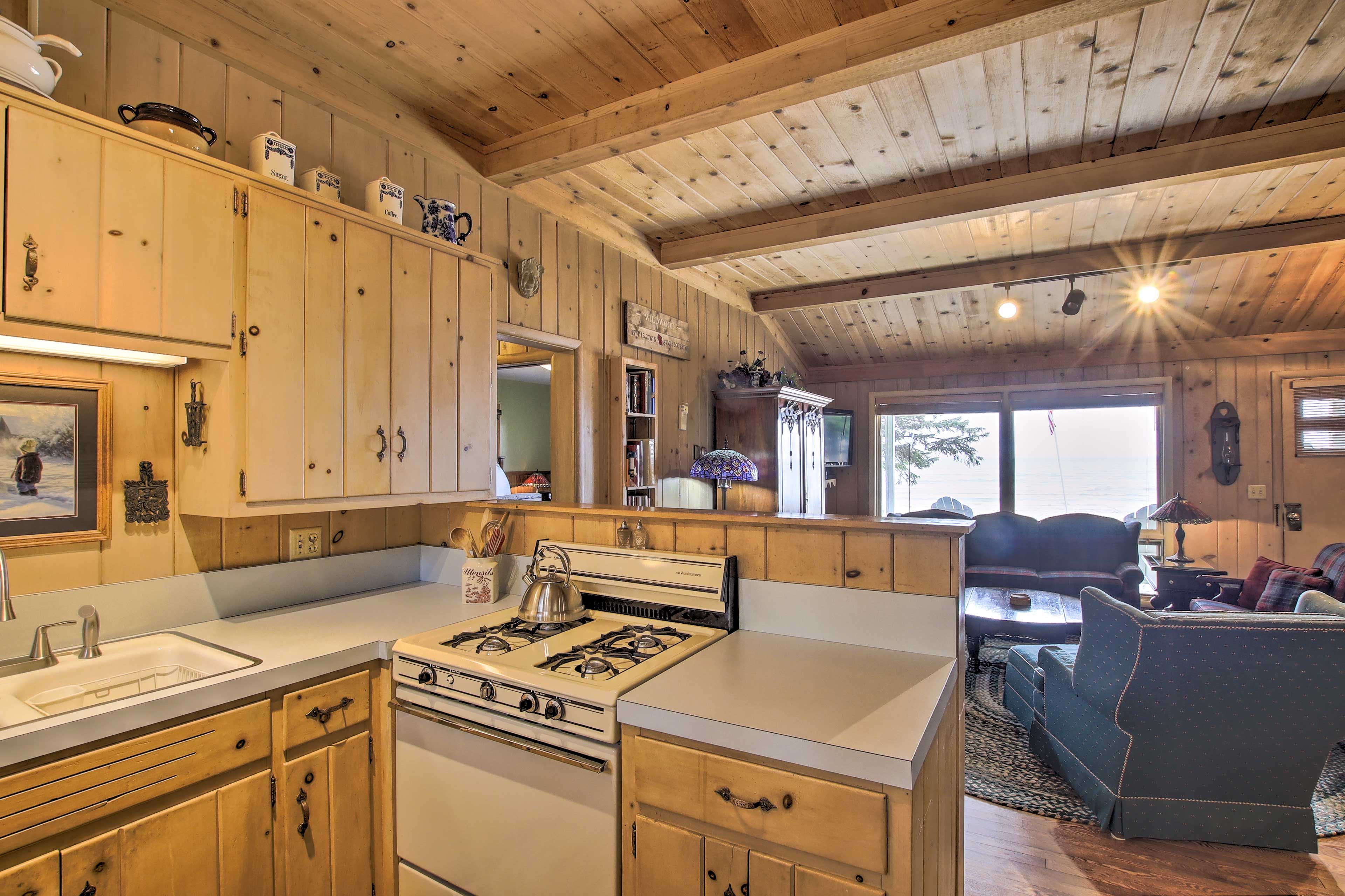 Kitchen | Trash Bags & Paper Towels Provided