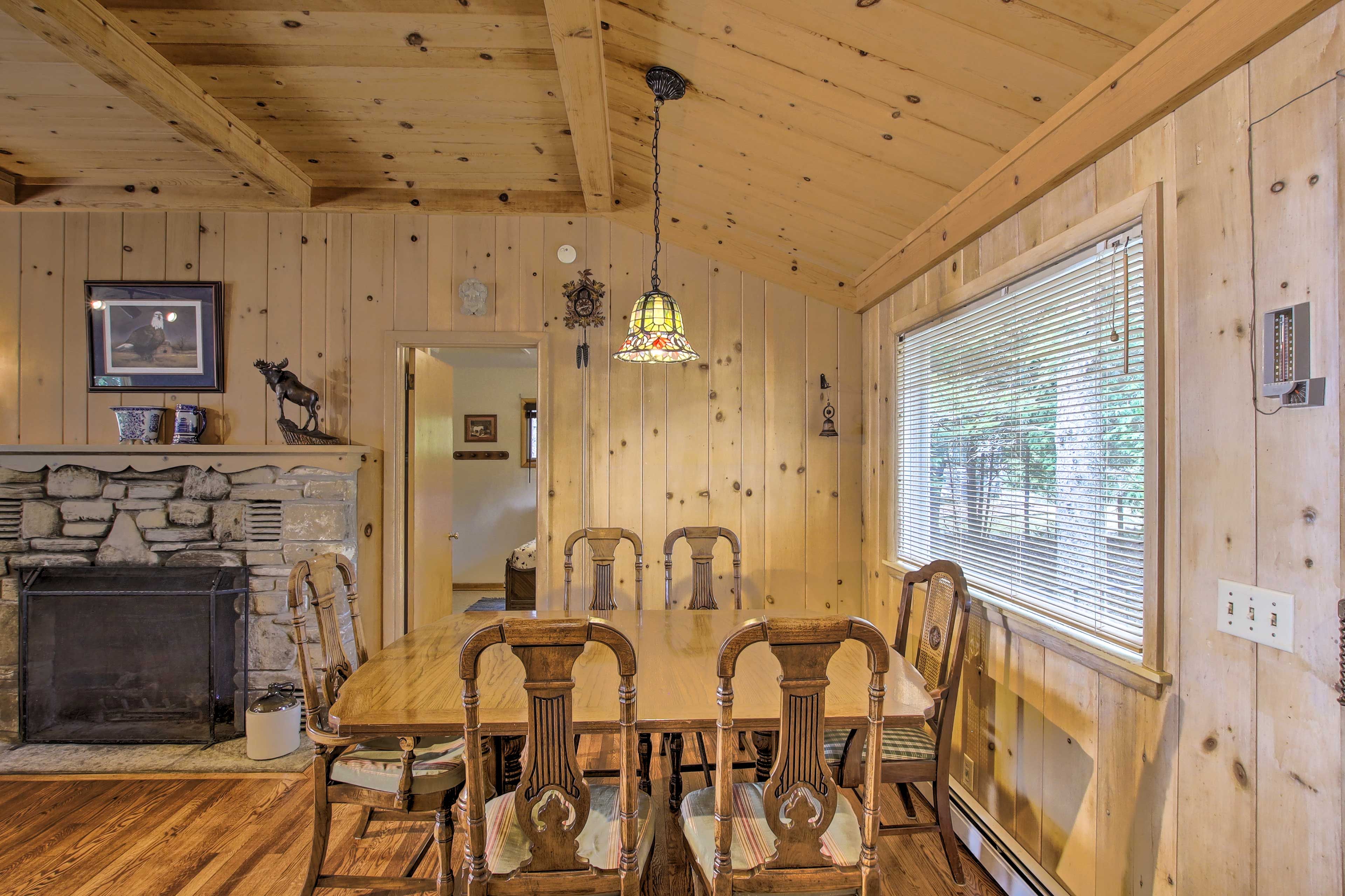 Dining Area | Dishware & Flatware Provided