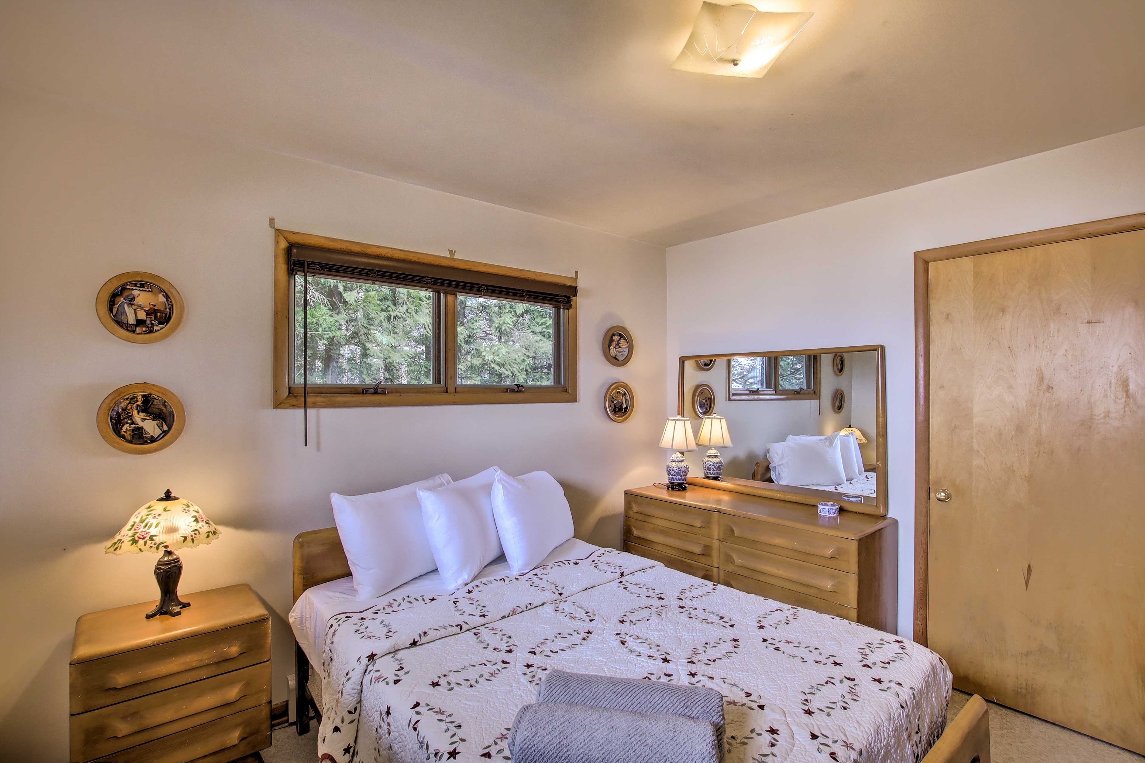 Bedroom 3 | Queen Bed