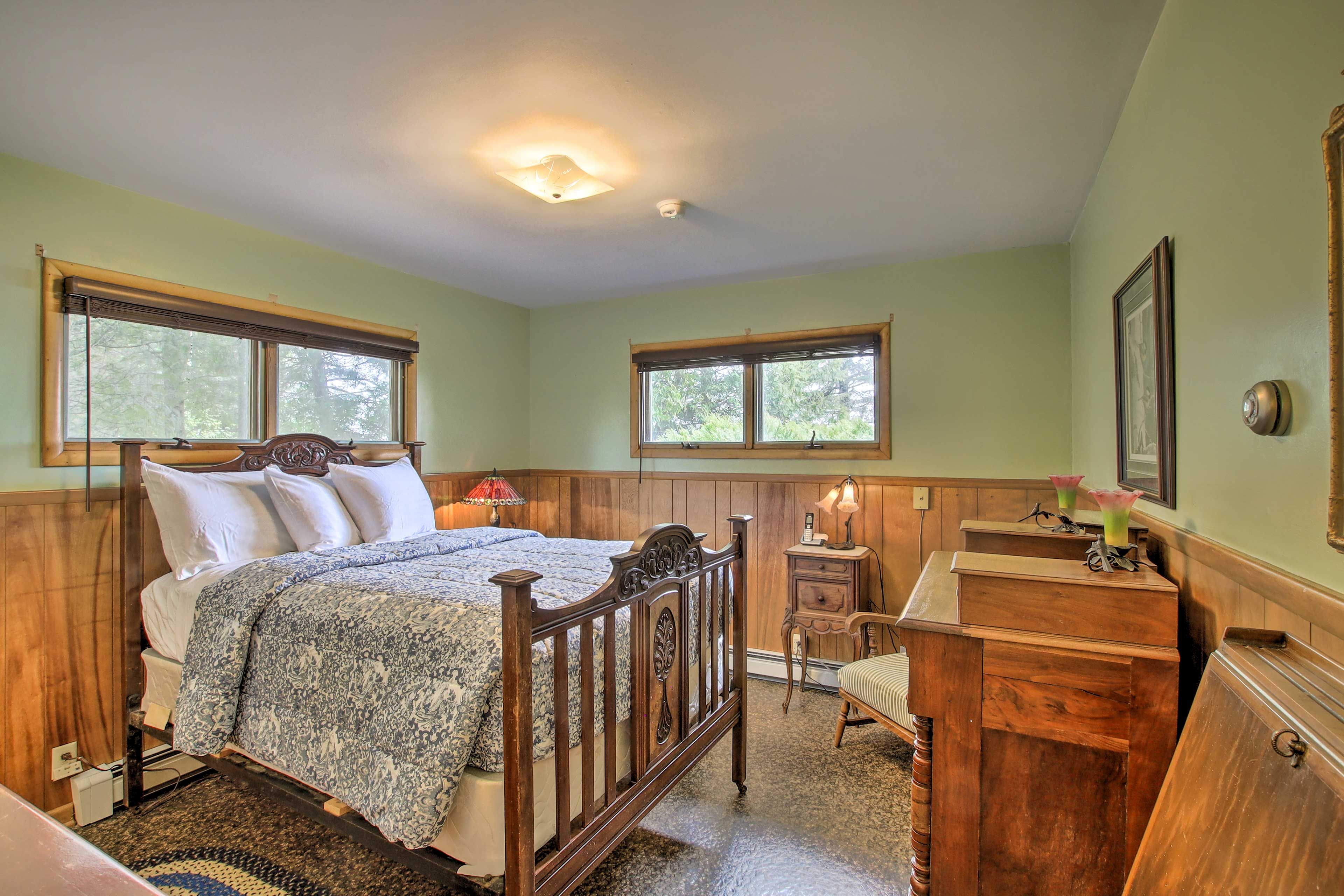 Bedroom 1 | Queen Bed
