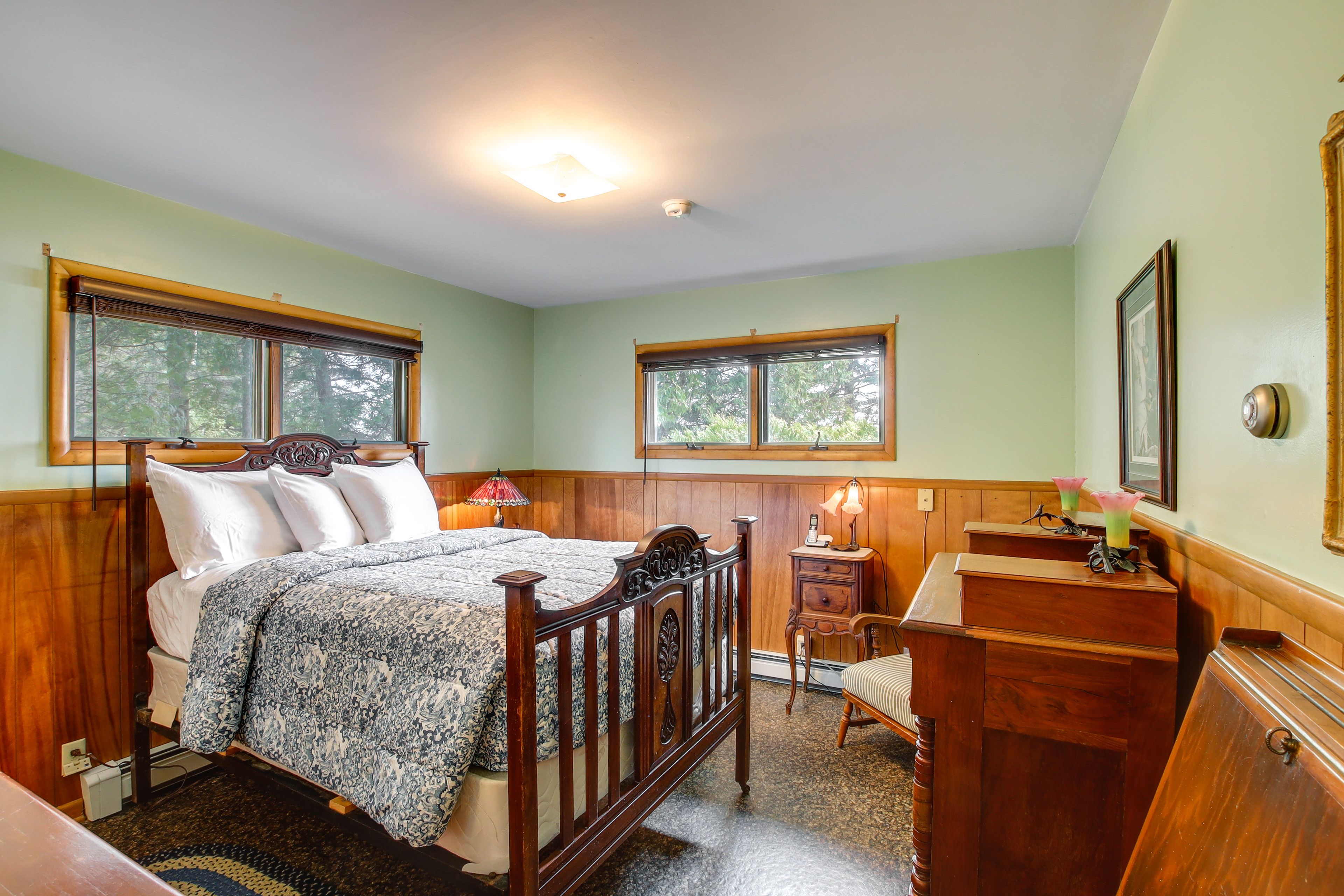 Bedroom 1 | Queen Bed