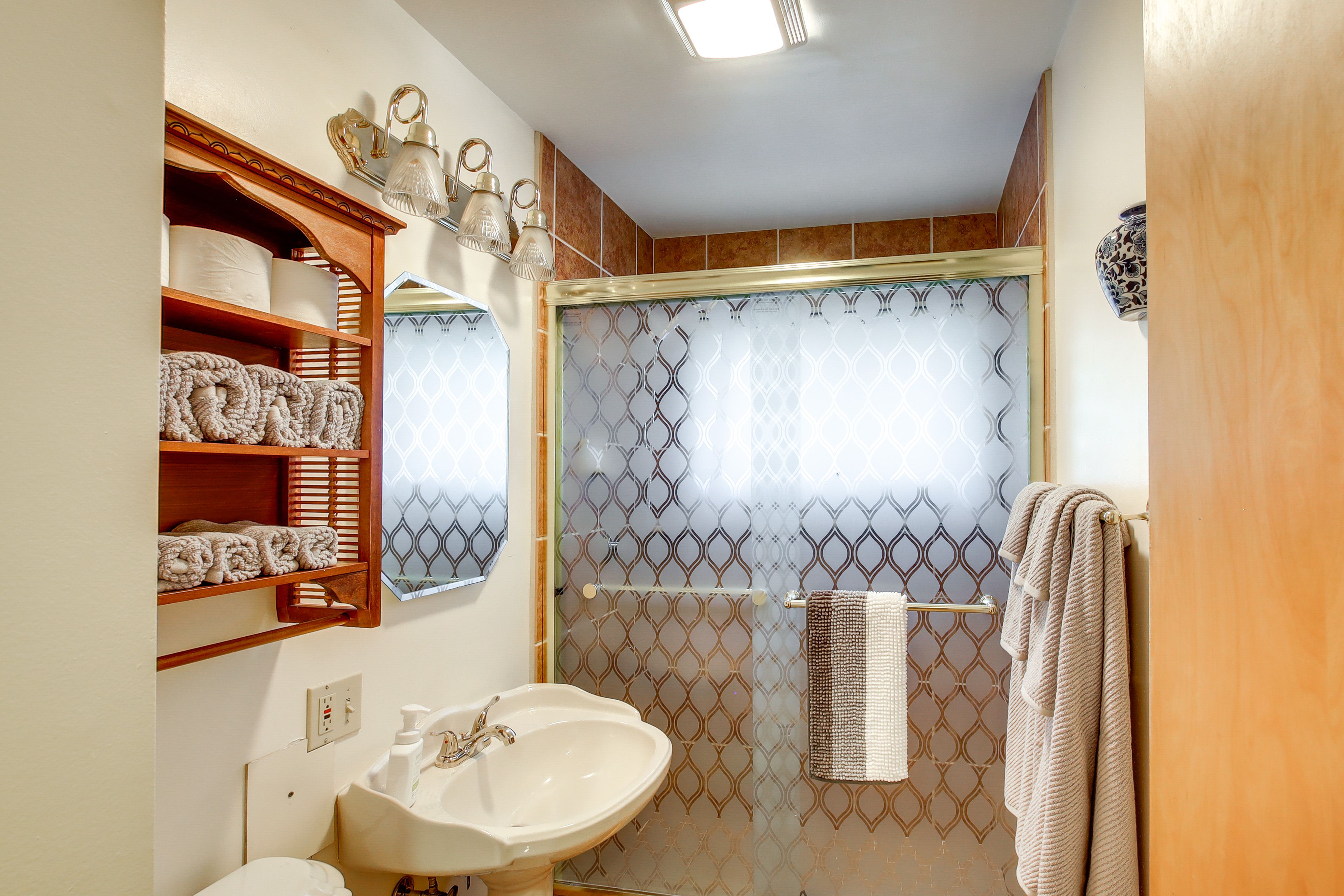 Full Bathroom | Towels & Linens Provided