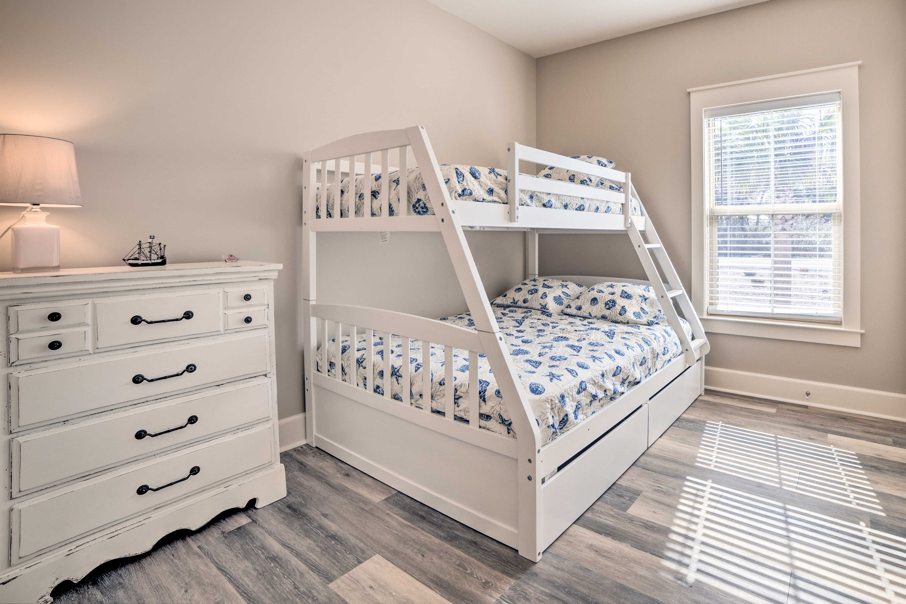 Bedroom 3 | Twin/Full Bunk Bed
