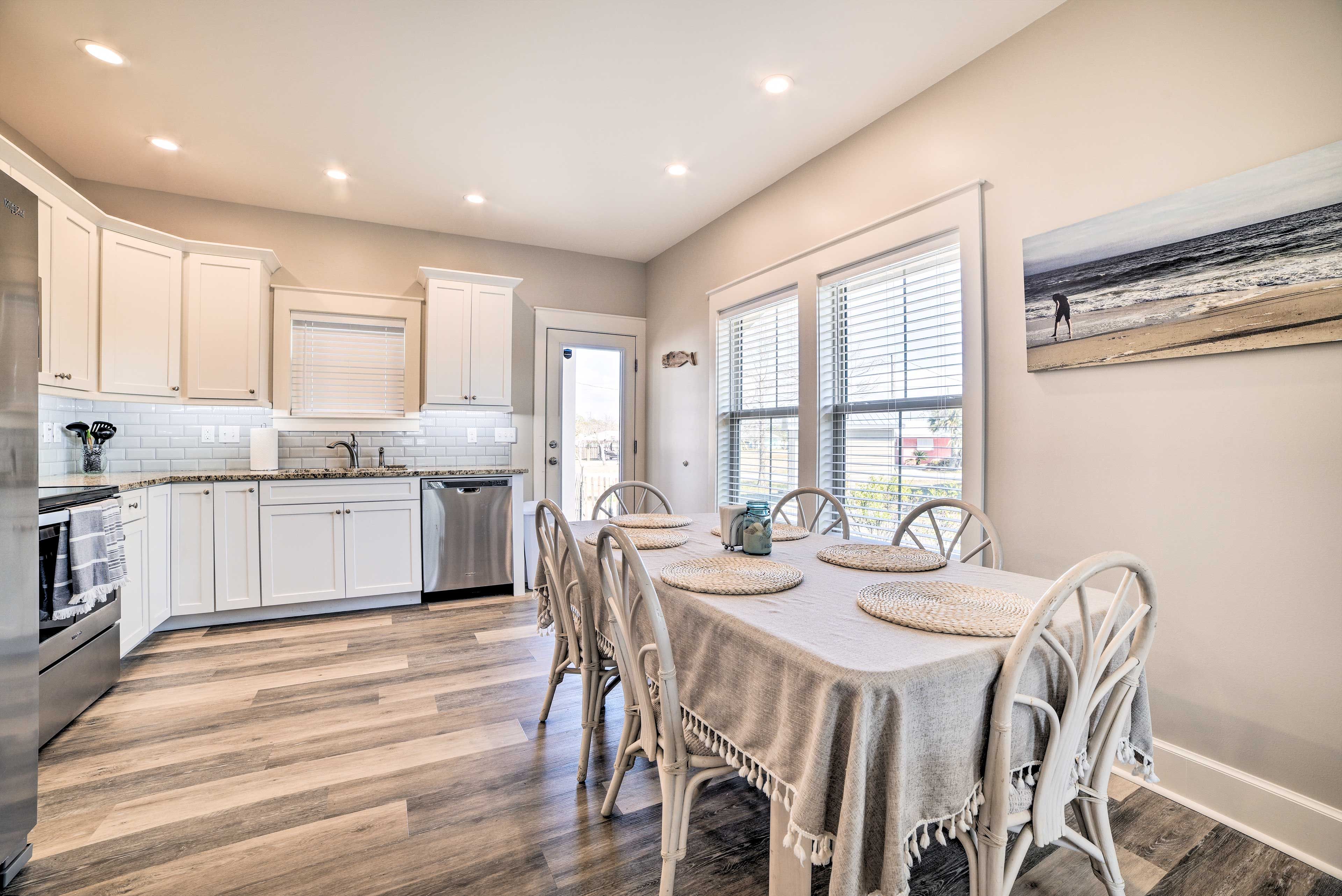 Dining Area | Dishware/Flatware Provided