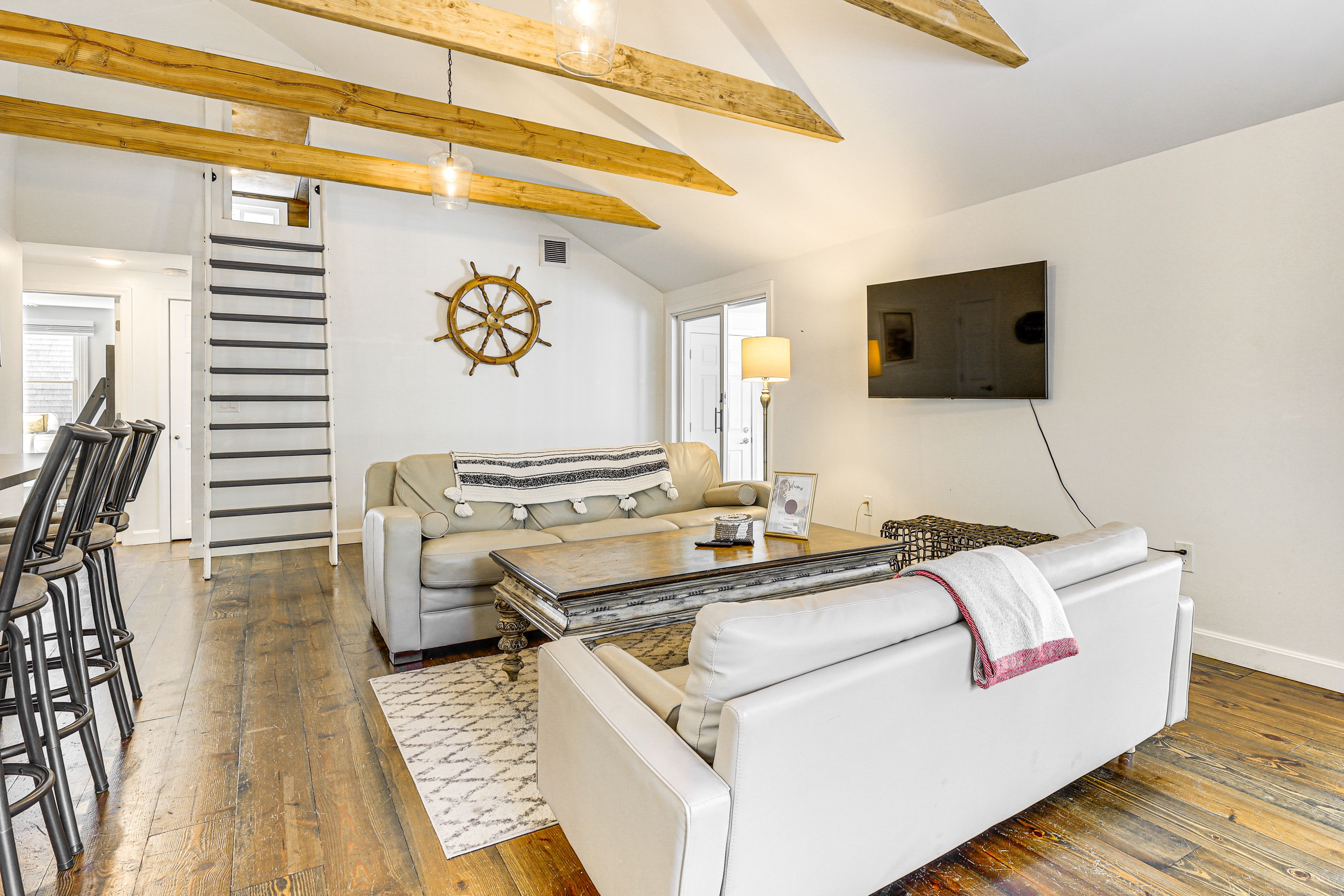 Living Room | Free WiFi | Smart TV | 2nd Floor