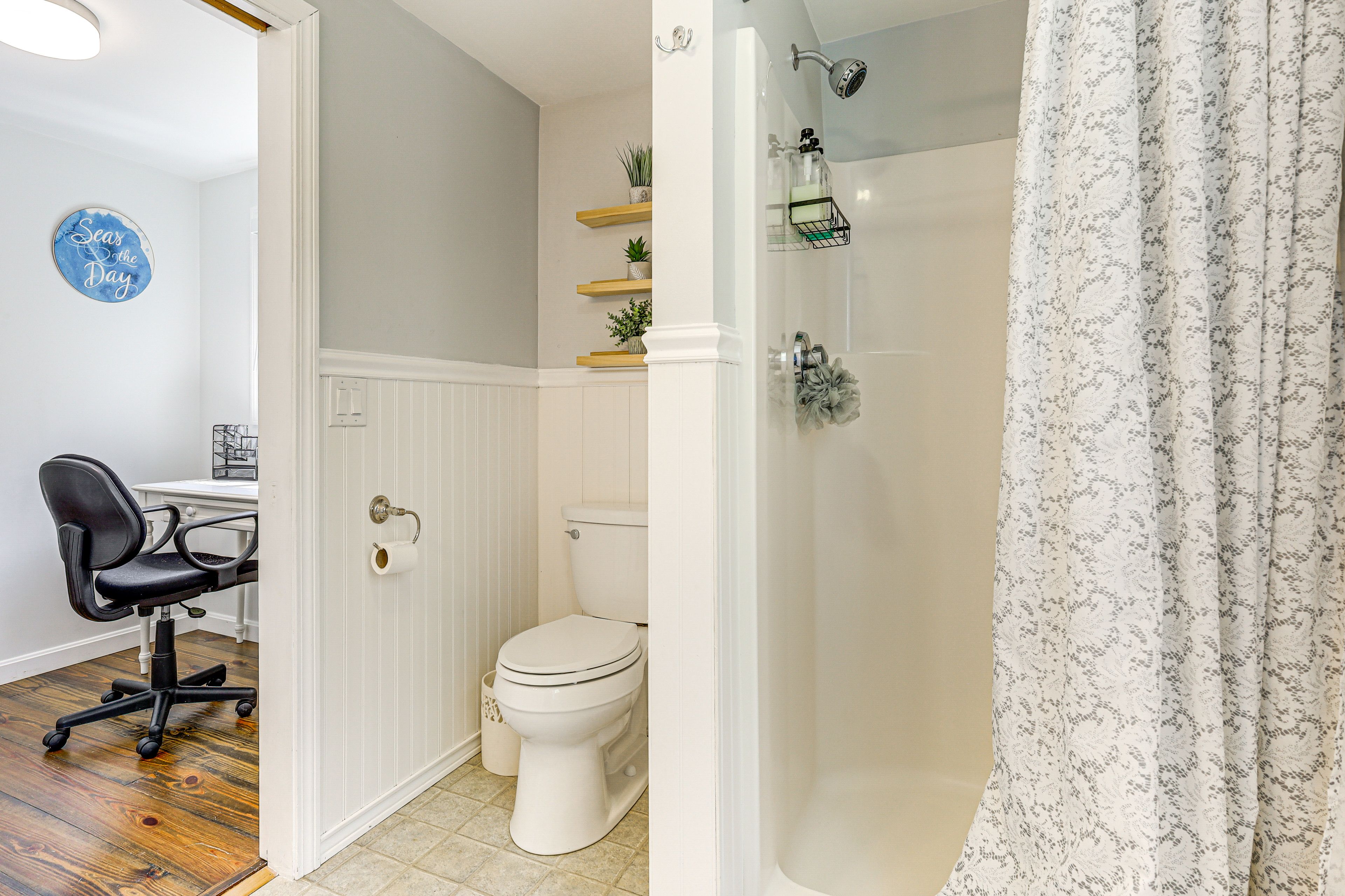Full Bathroom | Towels Provided | 2nd Floor