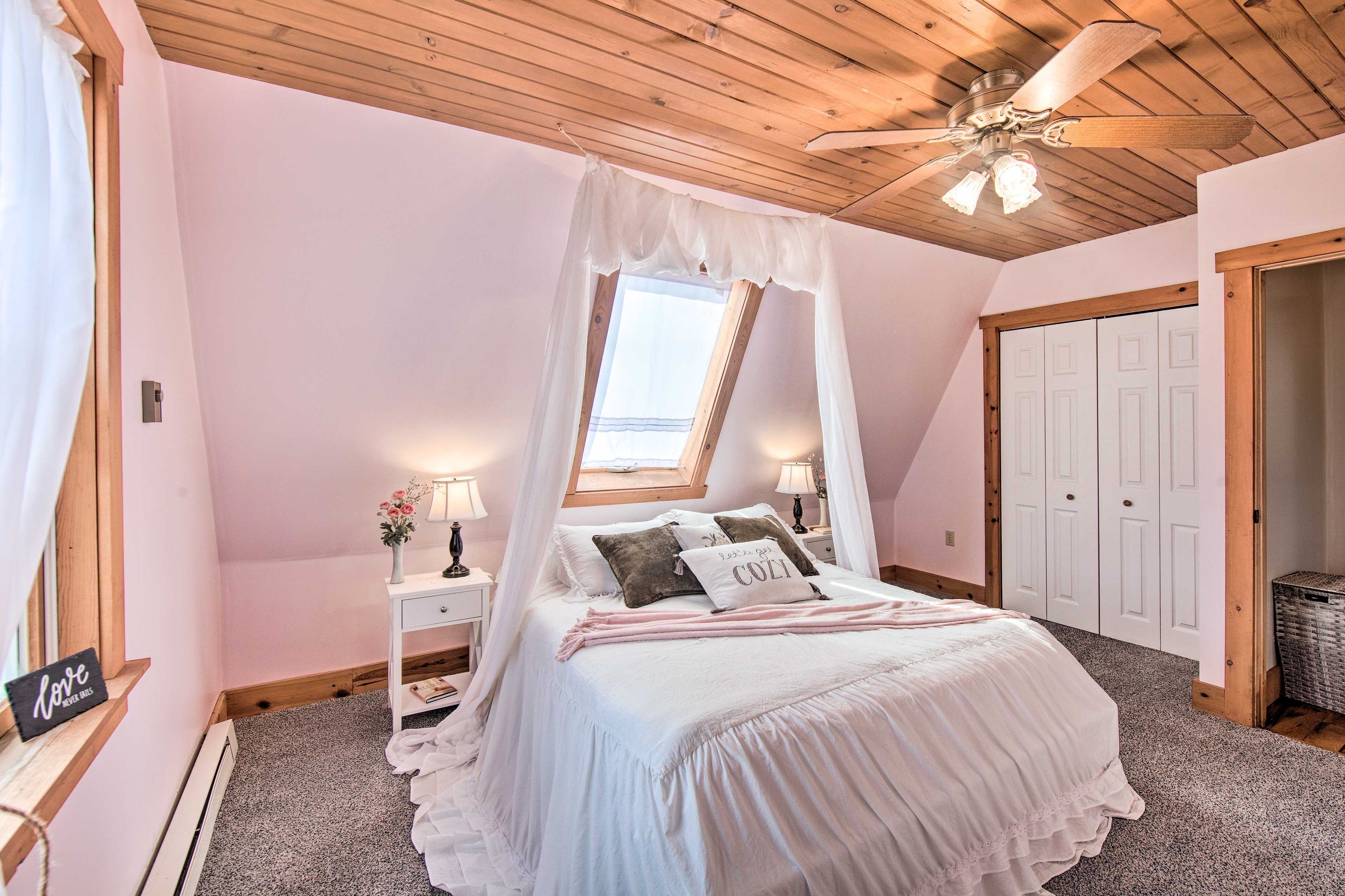 Bedroom 1 | Queen Bed