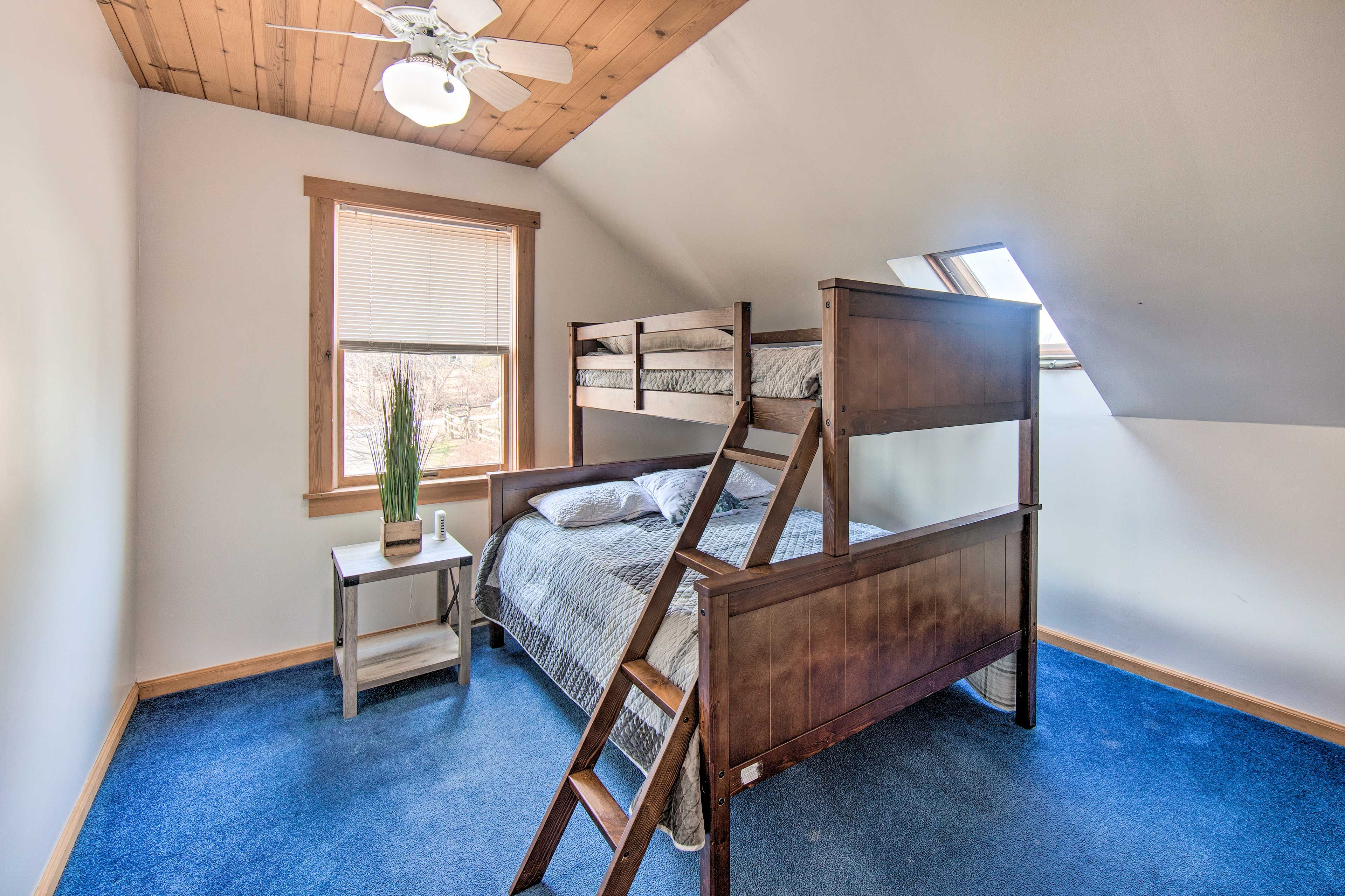 Bedroom 2 | Twin/Full Bunk Bed