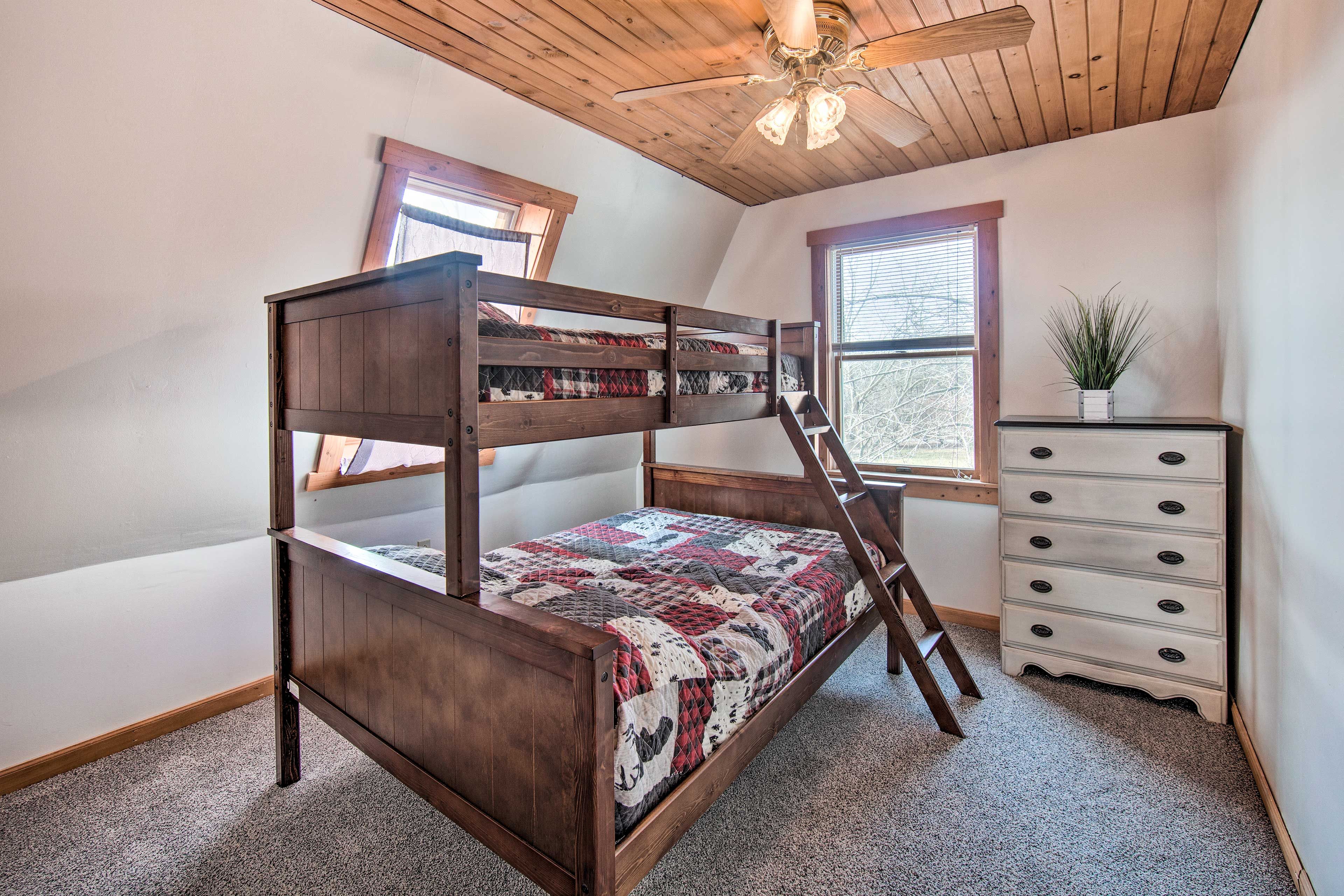 Bedroom 3 | Twin/Full Bunk Bed