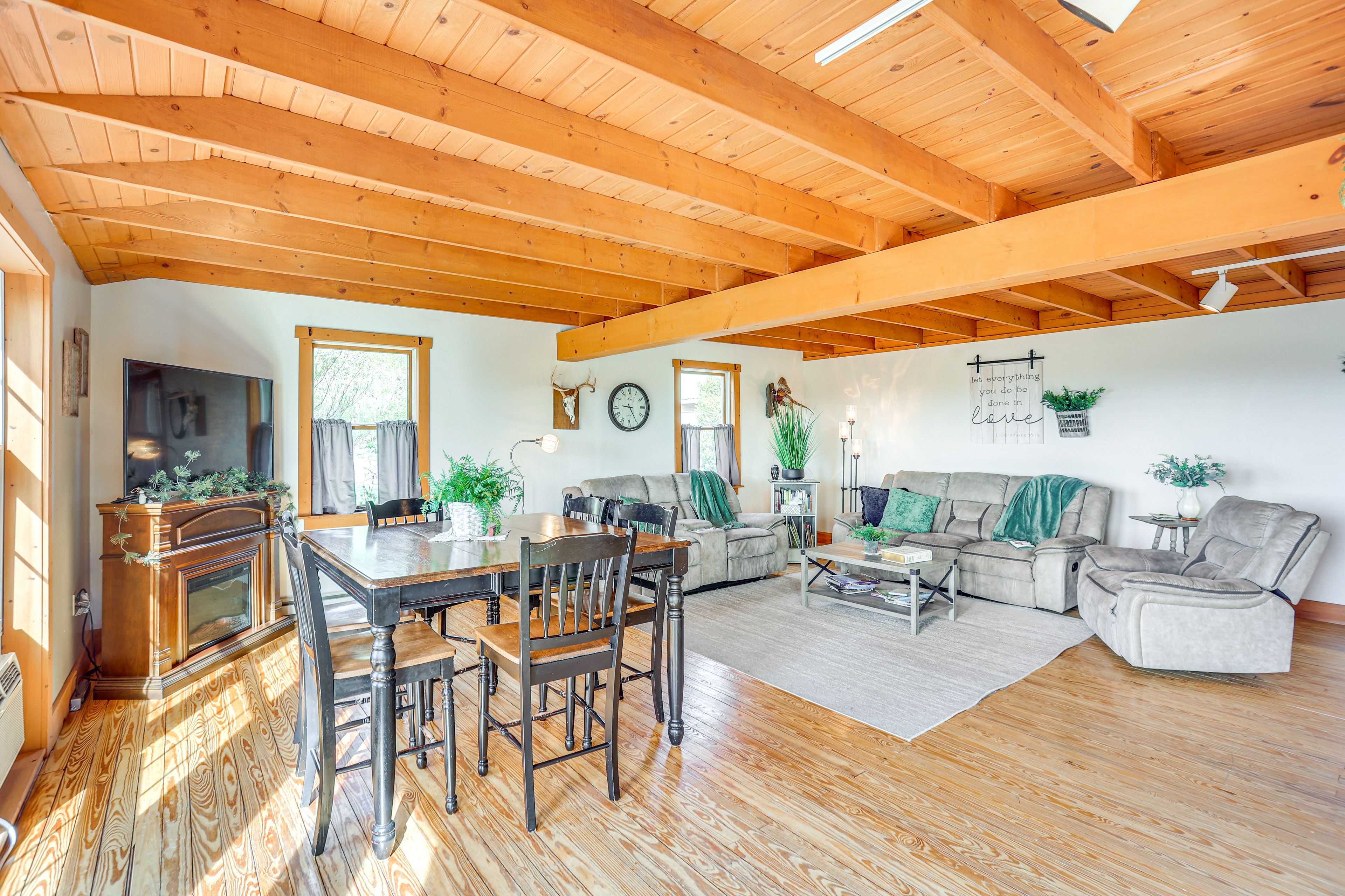 Dining Table | Dishware & Flatware Provided