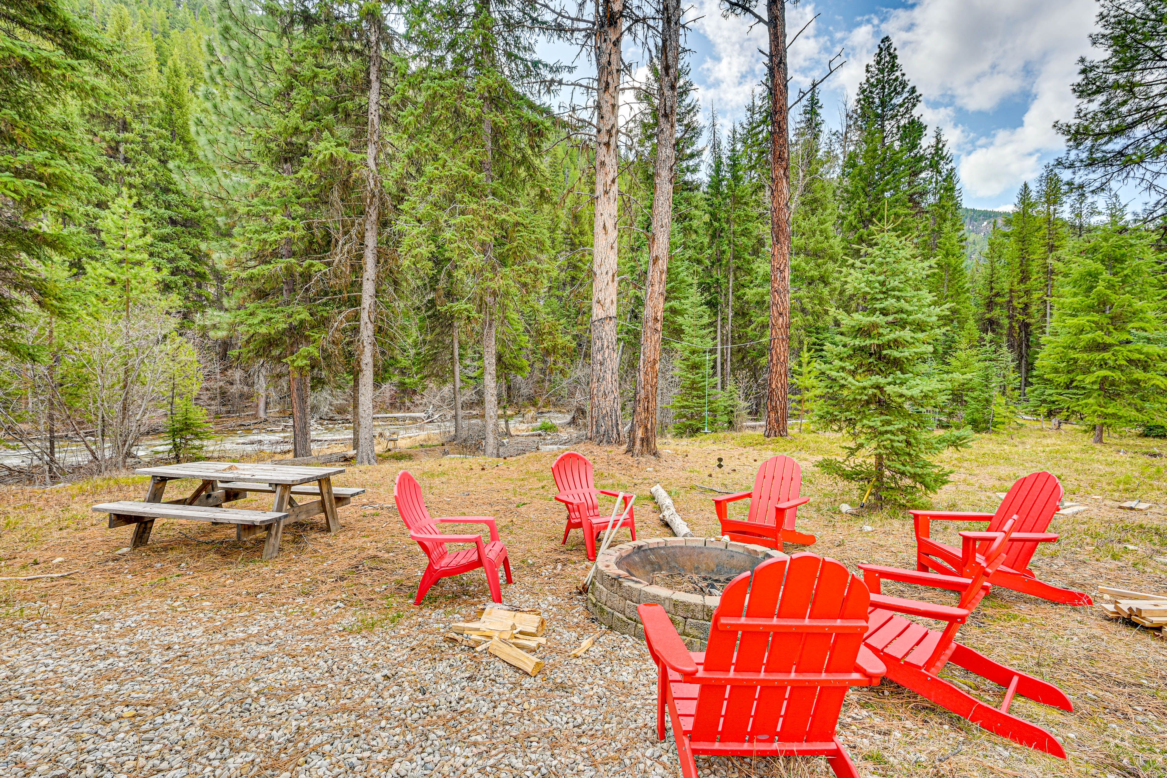 Large Yard | Wood-Burning Fire Pit | Picnic Table