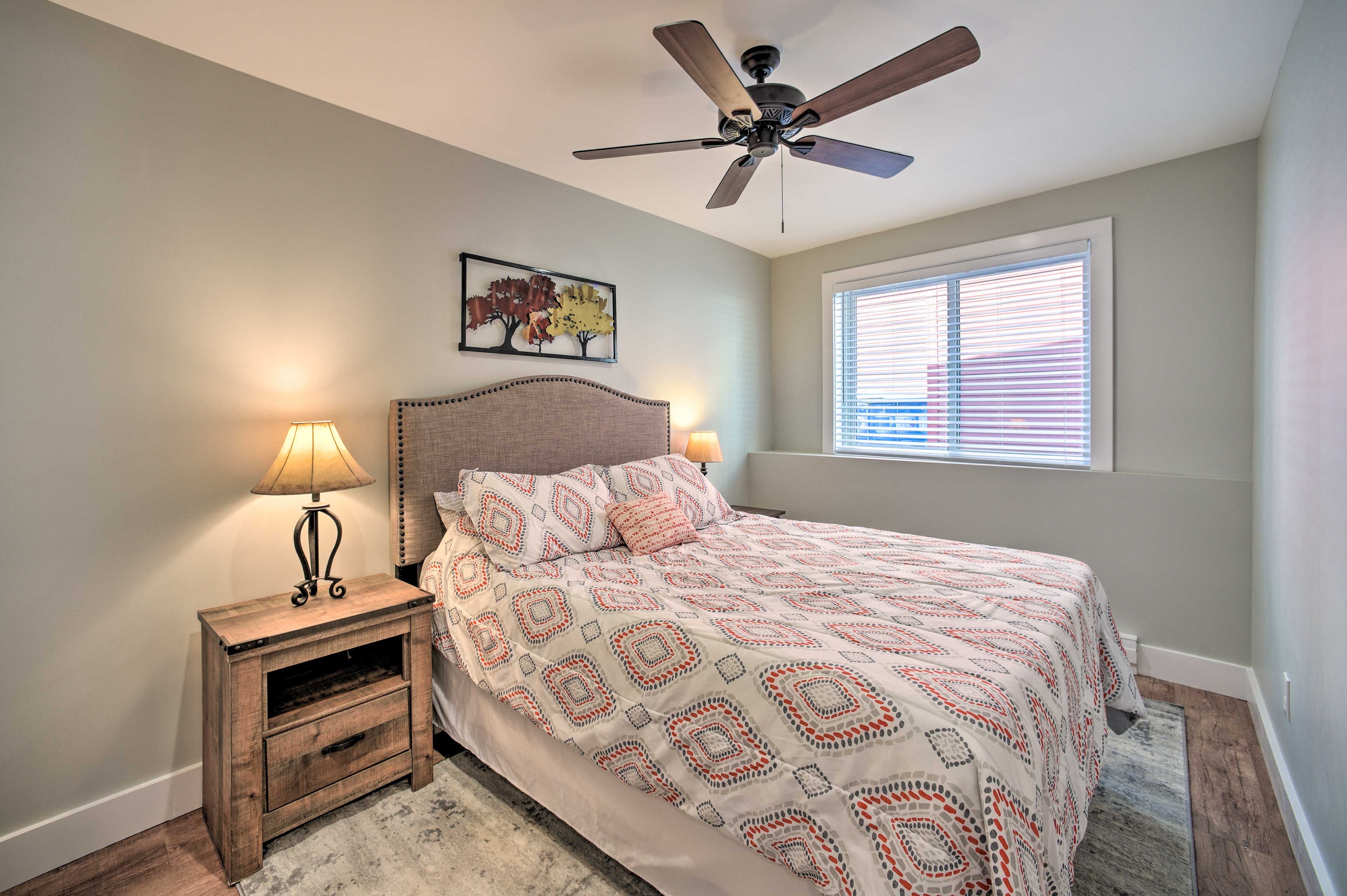Bedroom | Queen Bed
