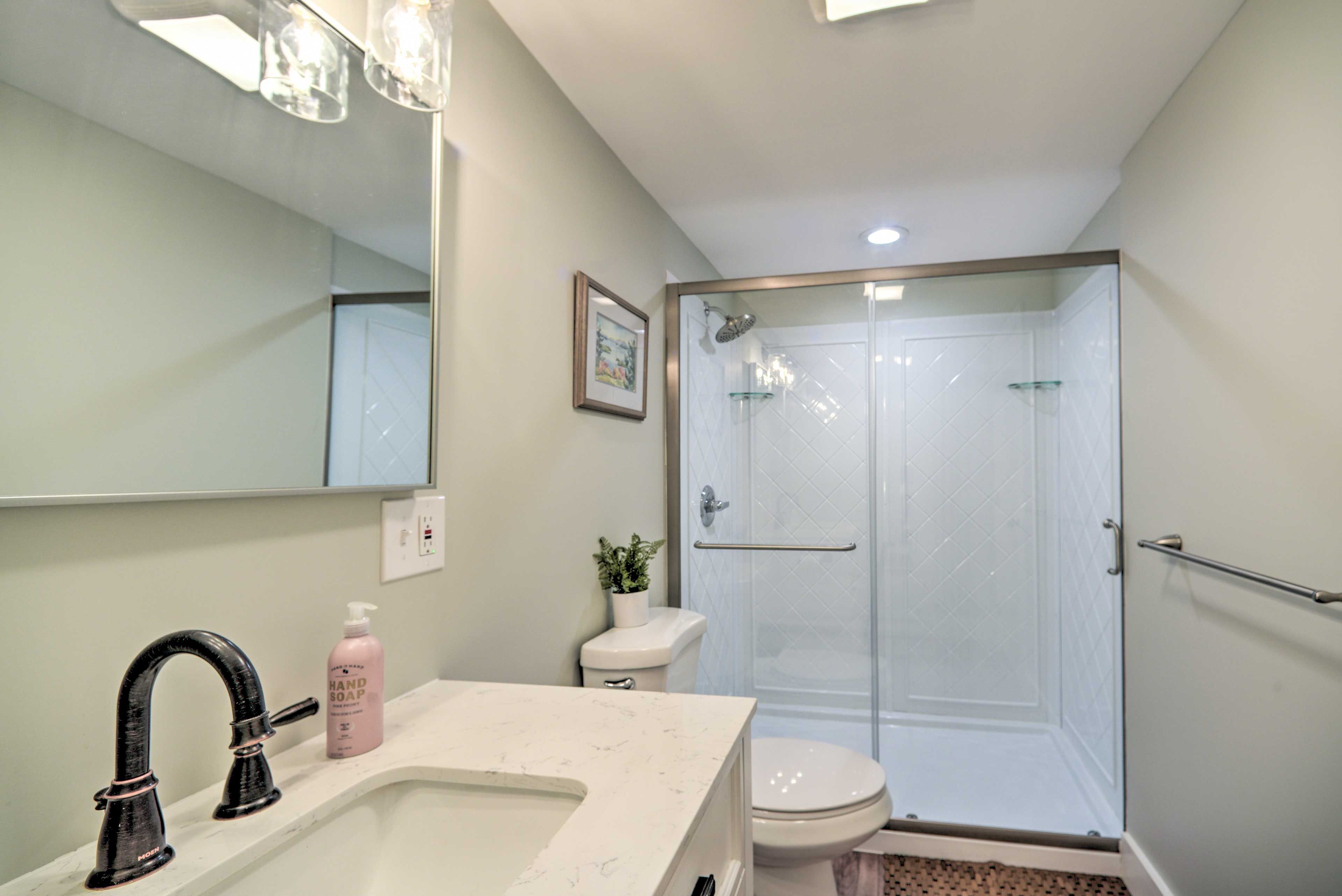 Full Bathroom | Towels Provided
