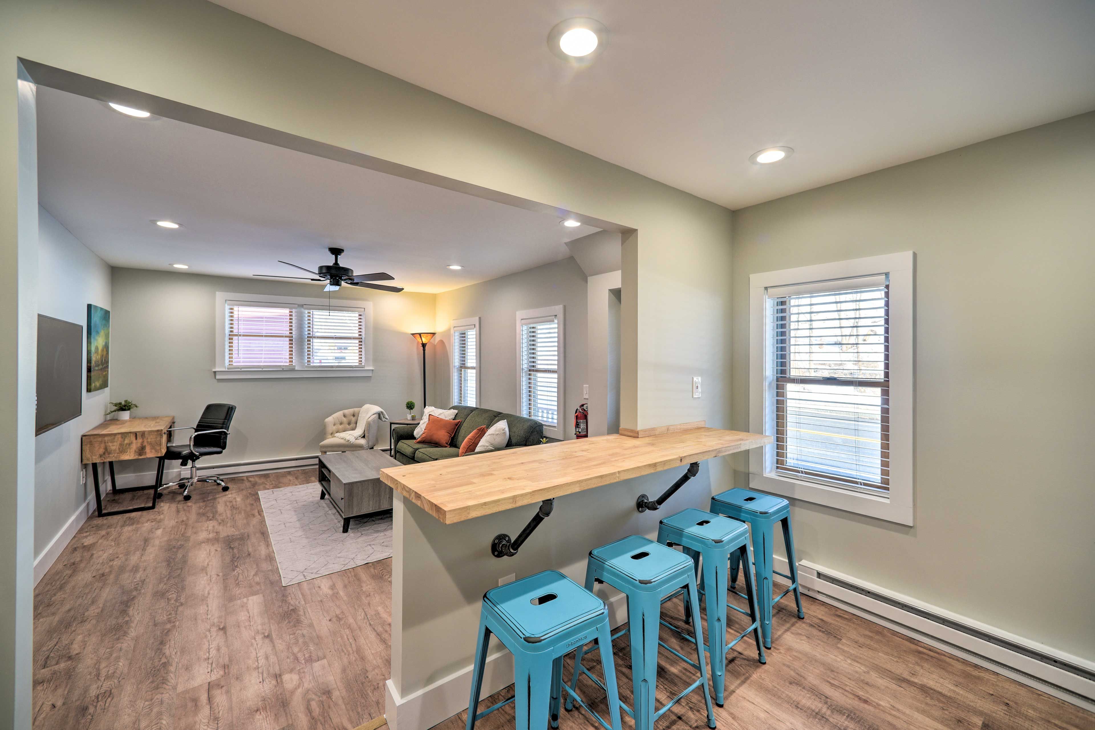 Dining Area | Dishware/Flatware Provided