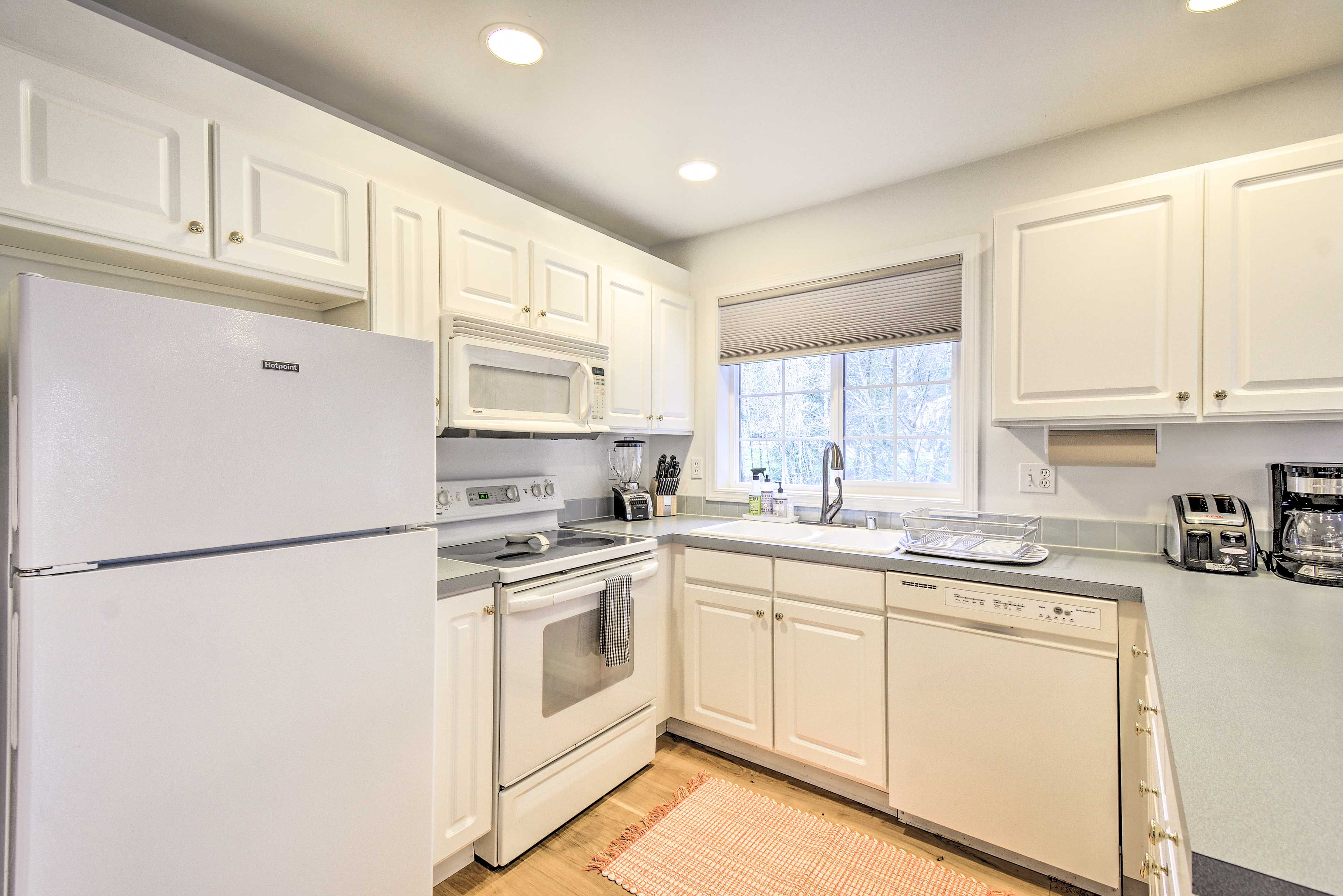 Kitchen | Toaster | Drip Coffee Maker | Coffee Grinder | Blender | Knife Set