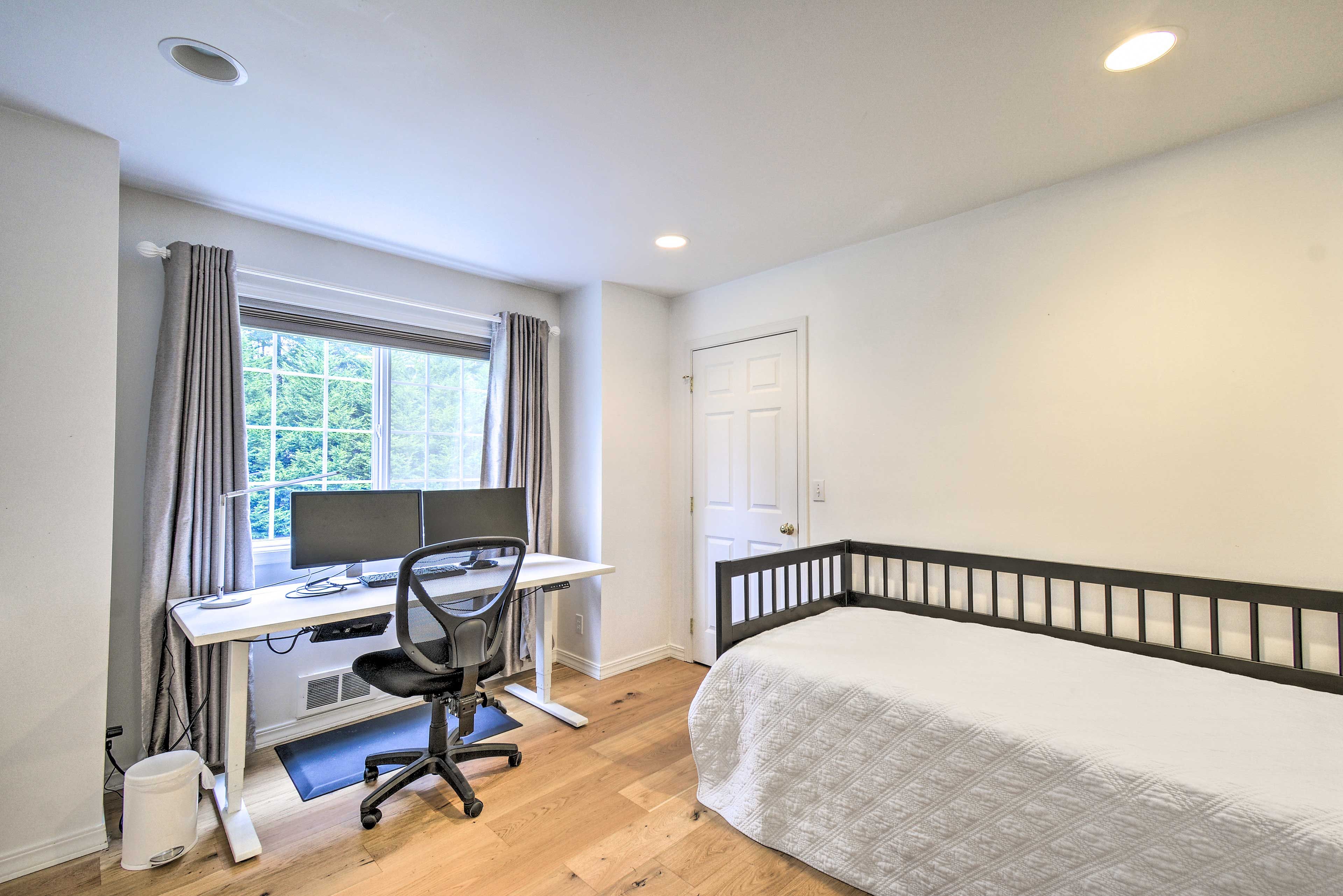 Bedroom 2 | Twin Daybed w/ Twin Trundle | WFH Friendly | Free WiFi (1,000 Mbps)