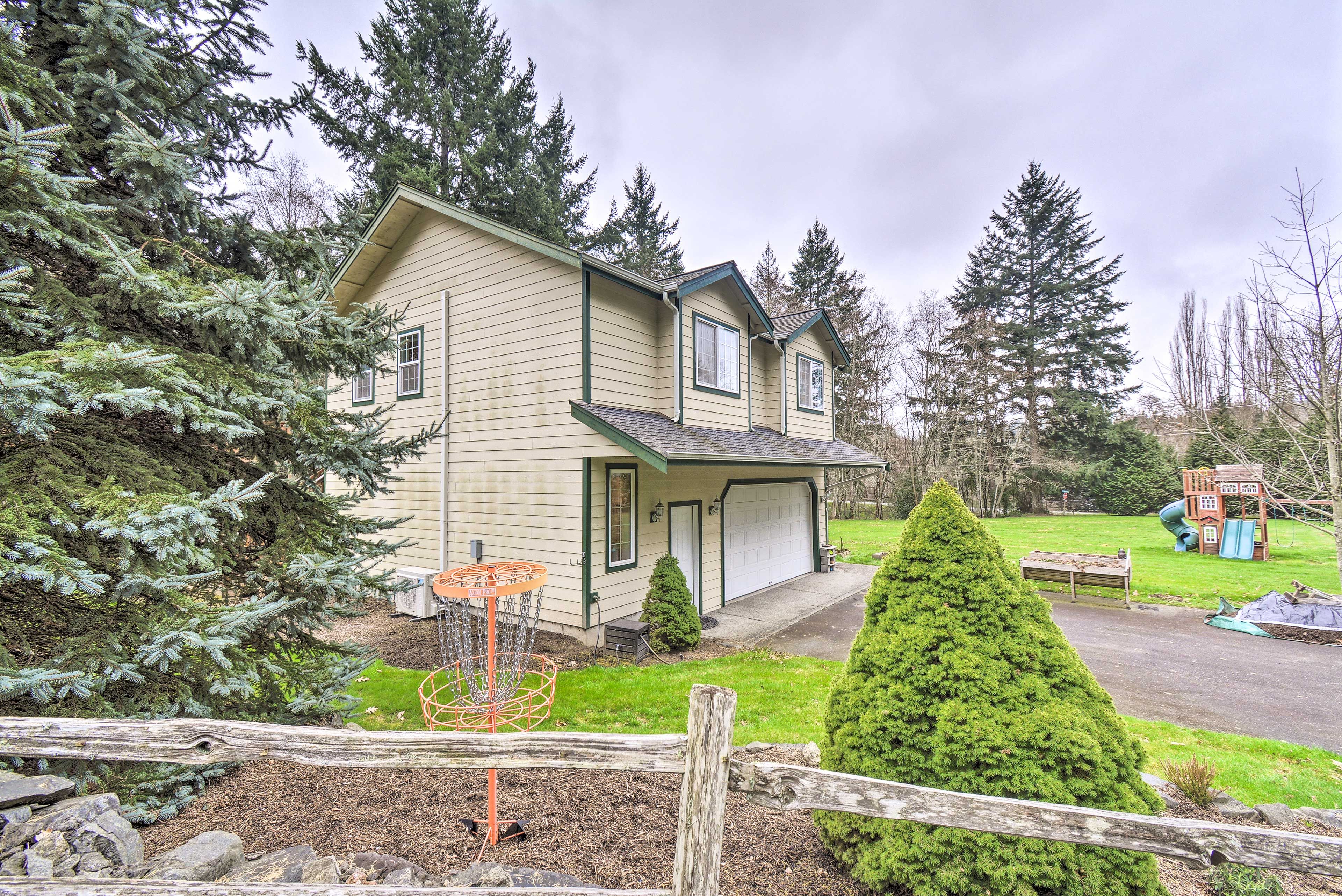 Property Exterior | Disc Golf Basket