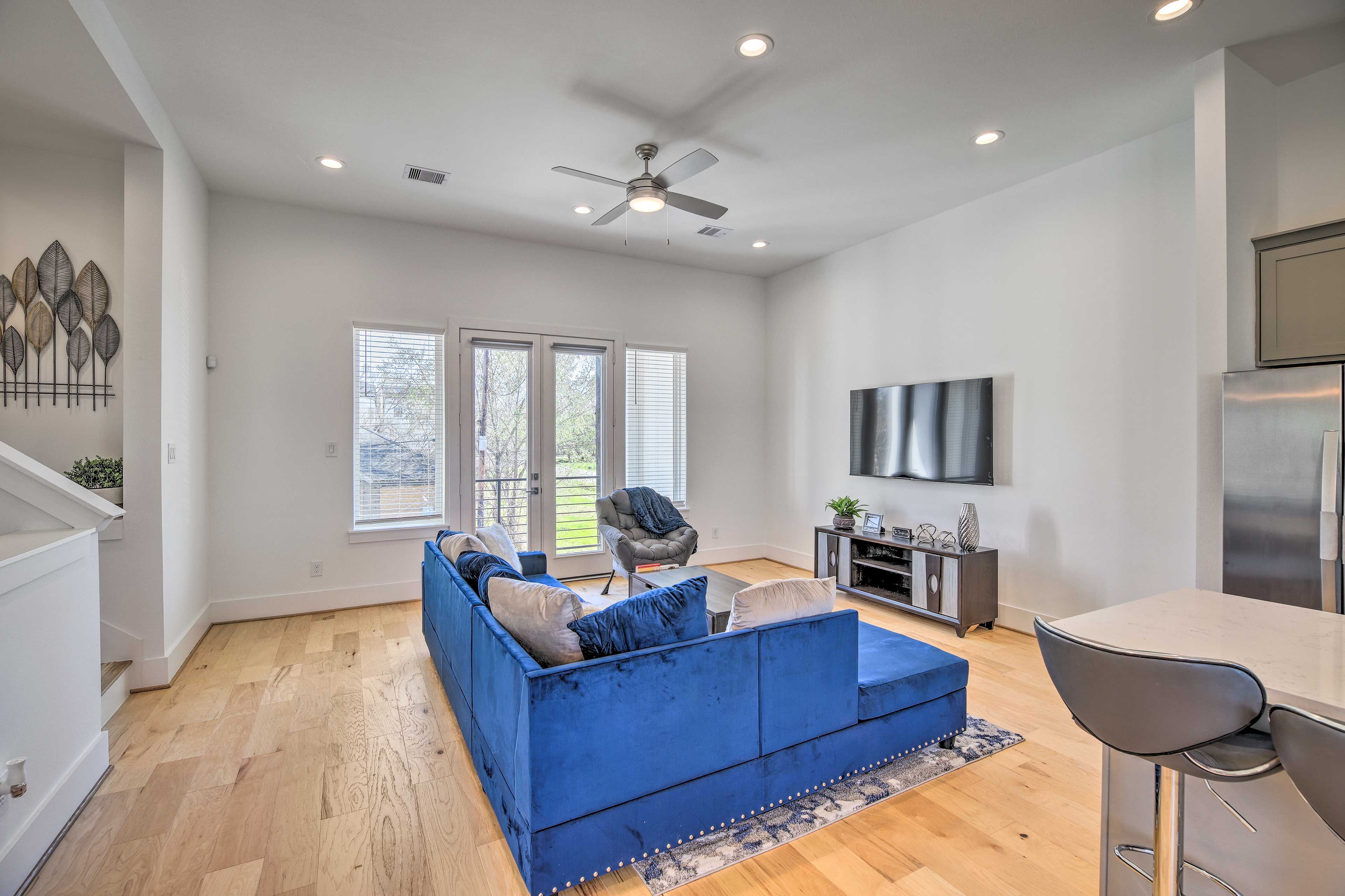 Living Room | Smart TV w/ Cable