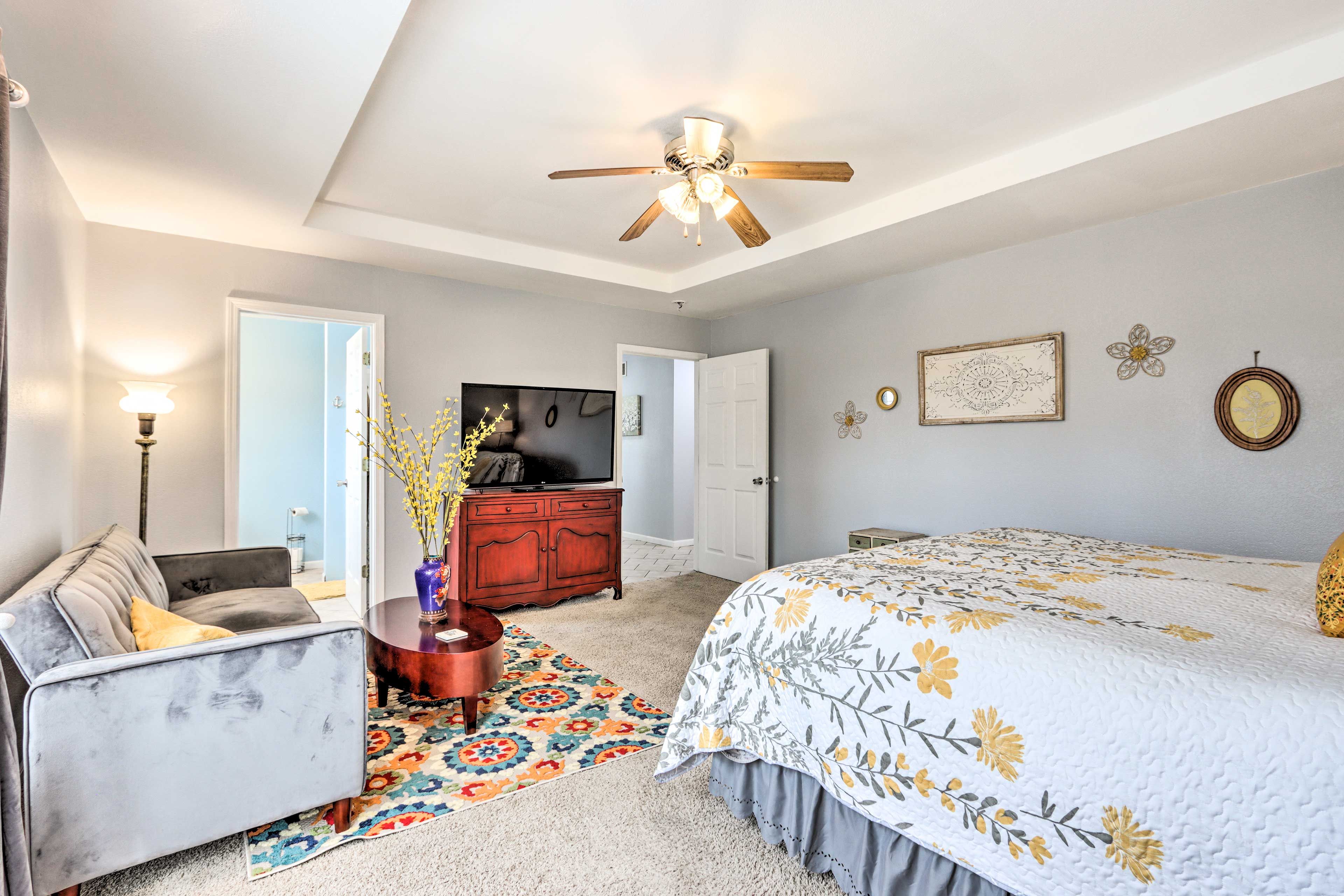 Bedroom 1 | Futon | Smart TV | En-Suite Bathroom
