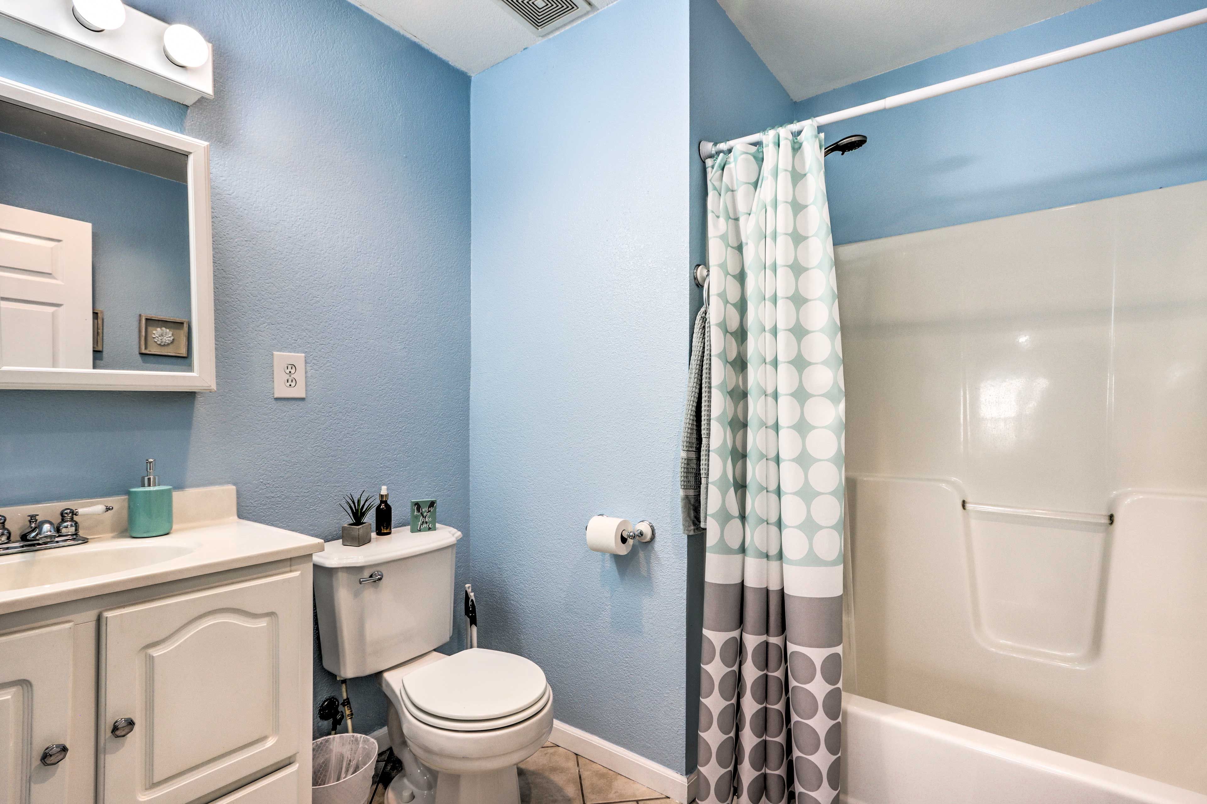 Full Bathroom | Complimentary Toiletries | Beach Towels