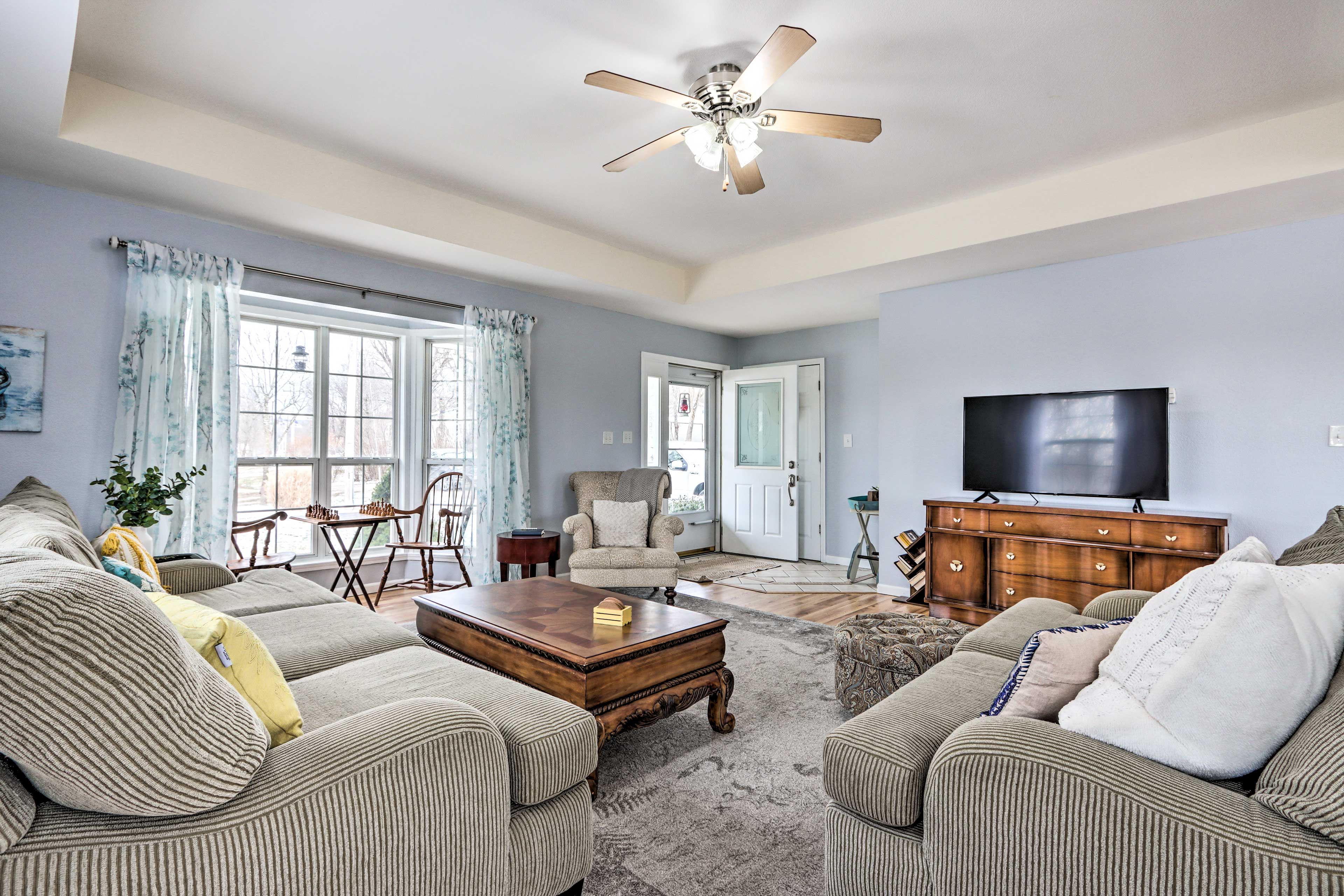 Living Room | Smart TV | Books & Board Games