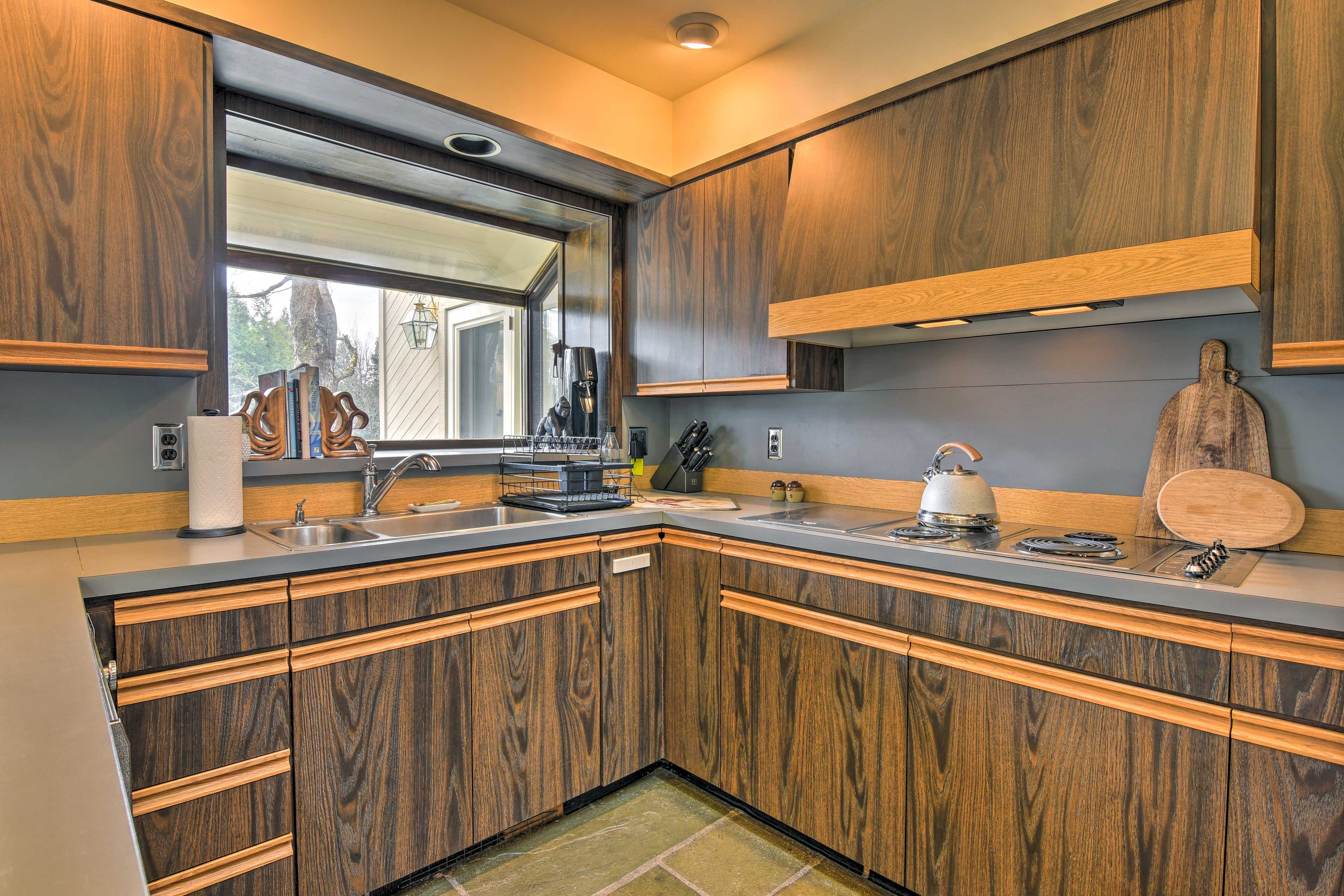 Kitchen | Fully Equipped w/ Cooking Basics