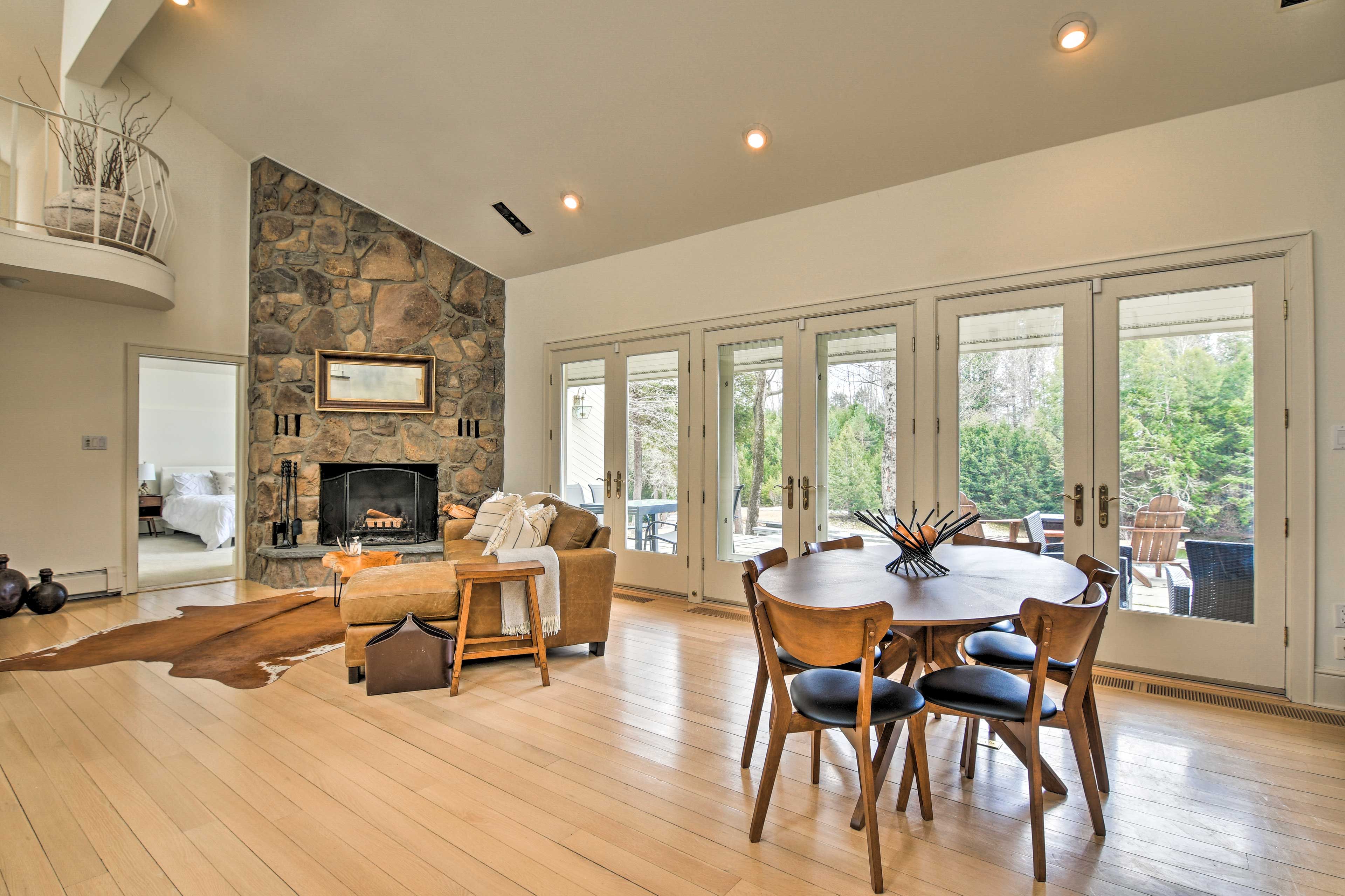 Dining Area | Dishware & Flatware Provided