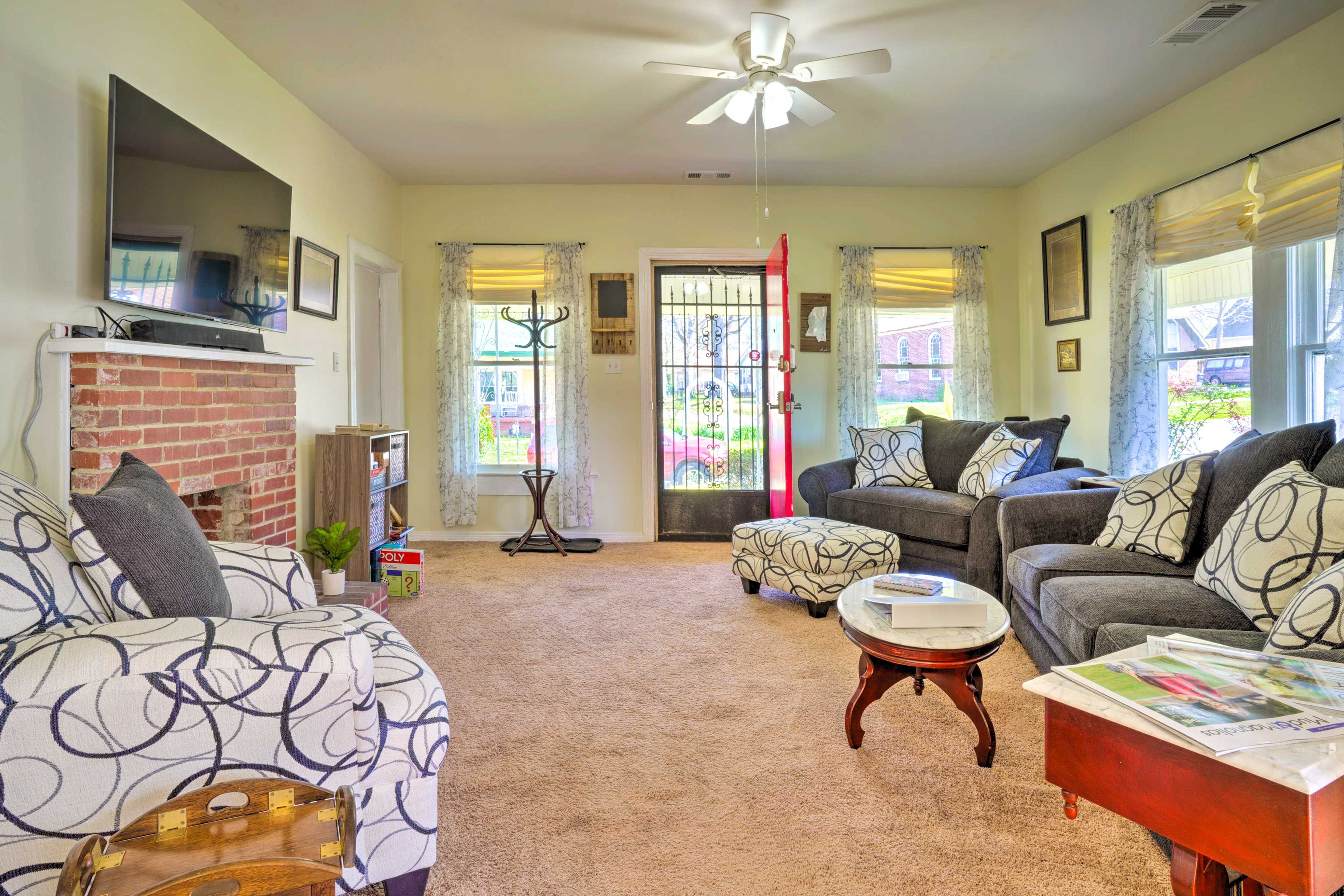 Living Room | Free WiFi | Central A/C & Heating