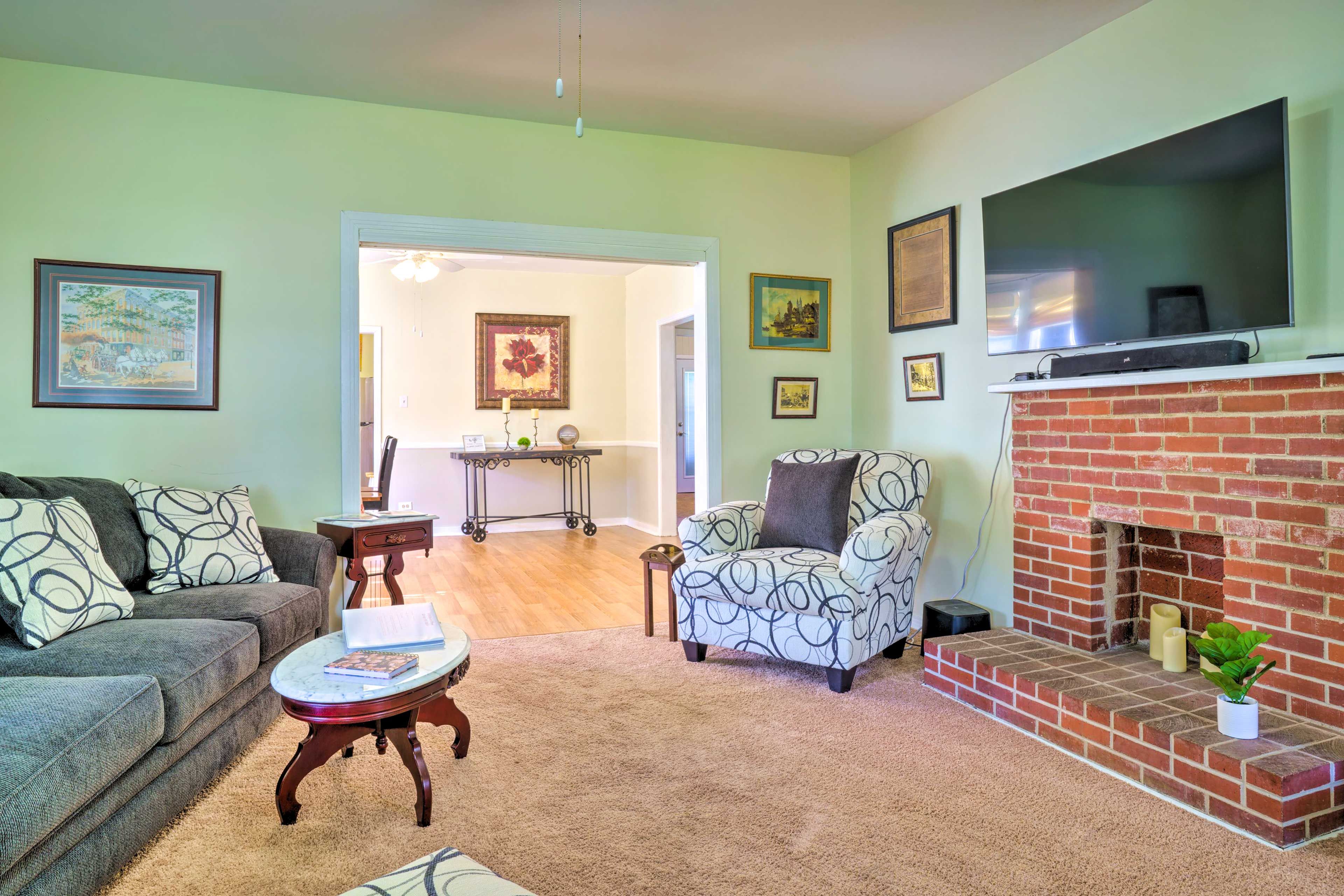 Living Room | Smart TV | Books & Board Games