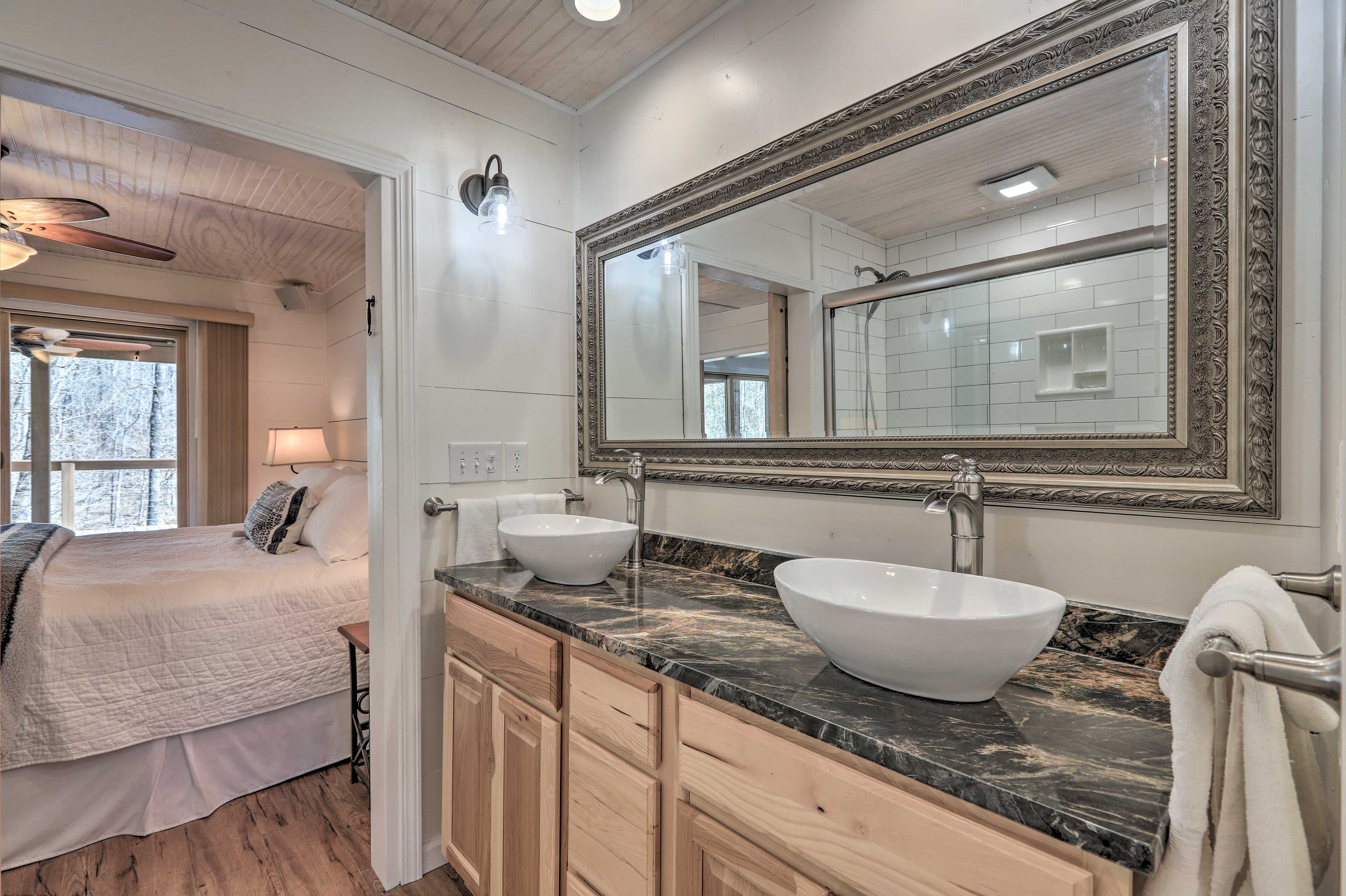 Jack and Jill Bathroom | Towels Provided
