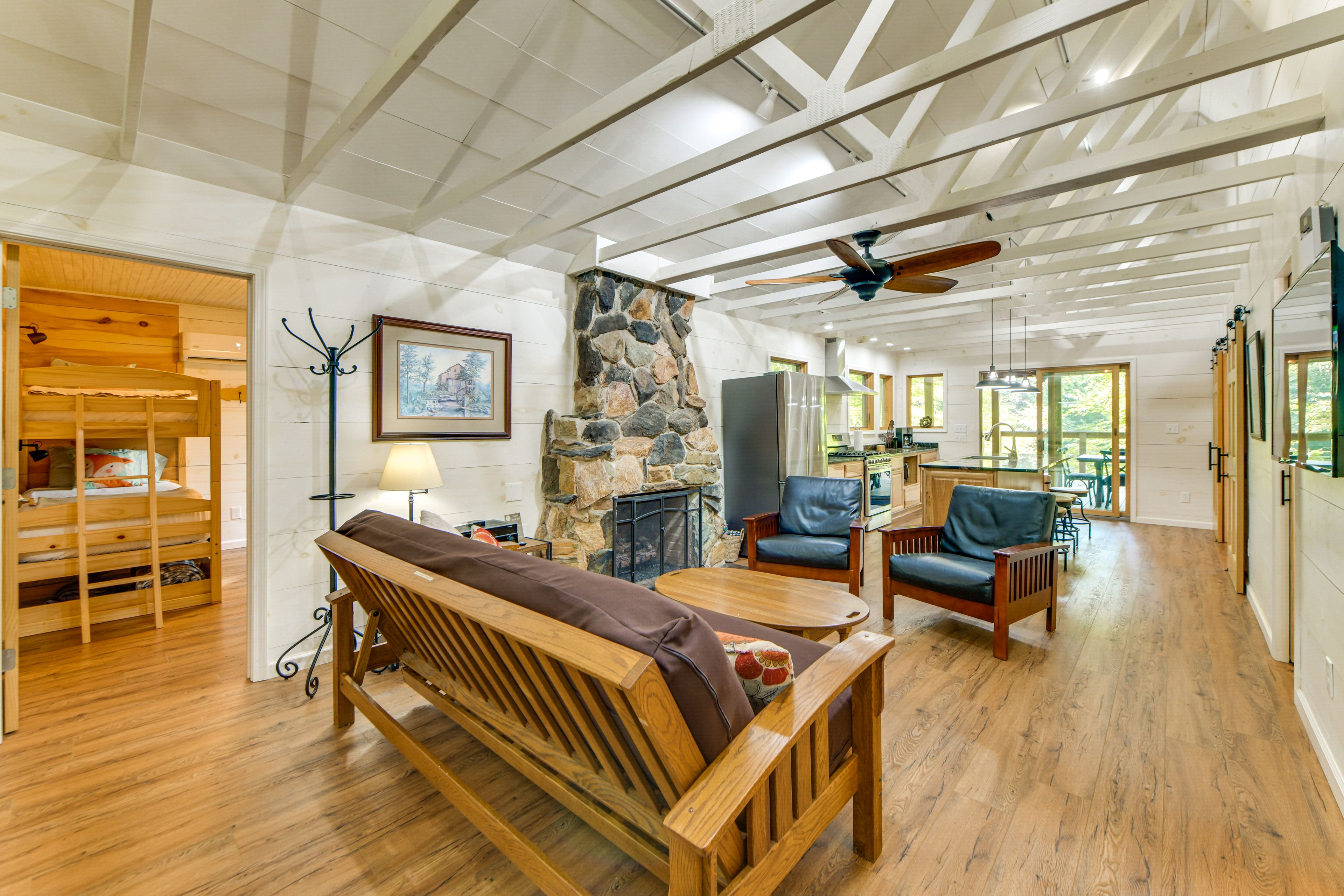 Living Room | Keyless Entry | Free WiFi | Central A/C | Smart TV