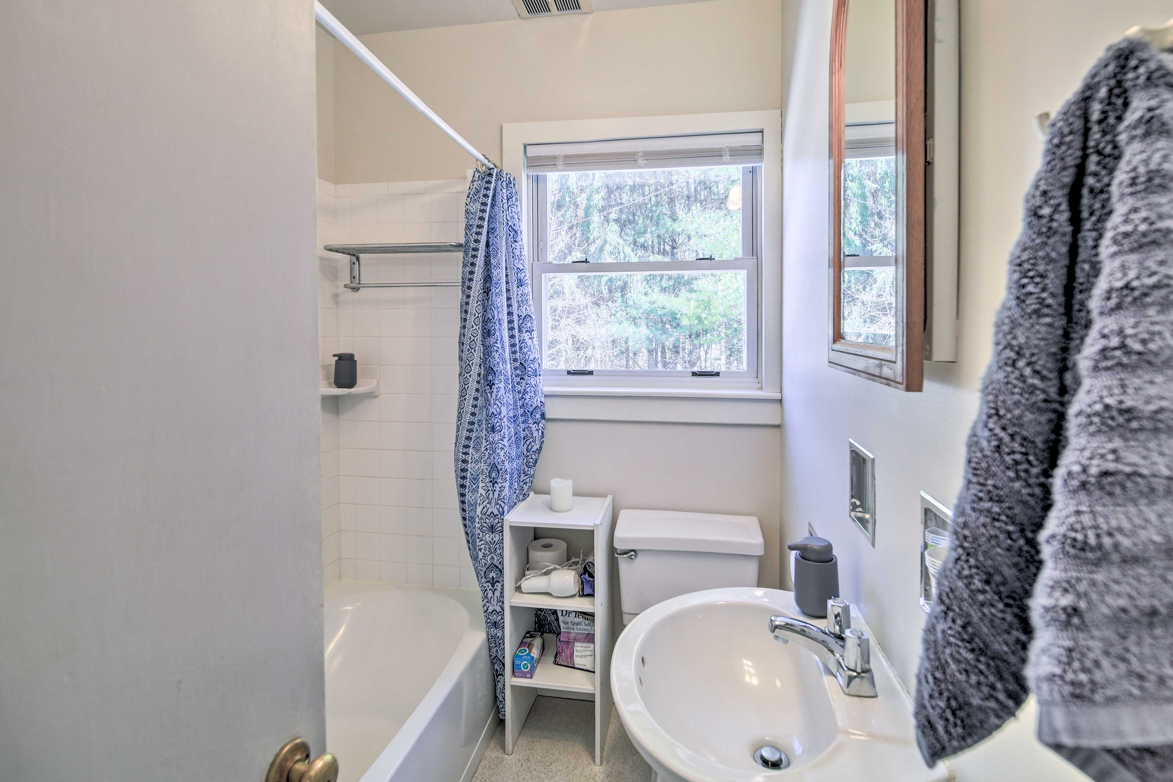 Full Bathroom | Towels Provided | Complimentary Toiletries
