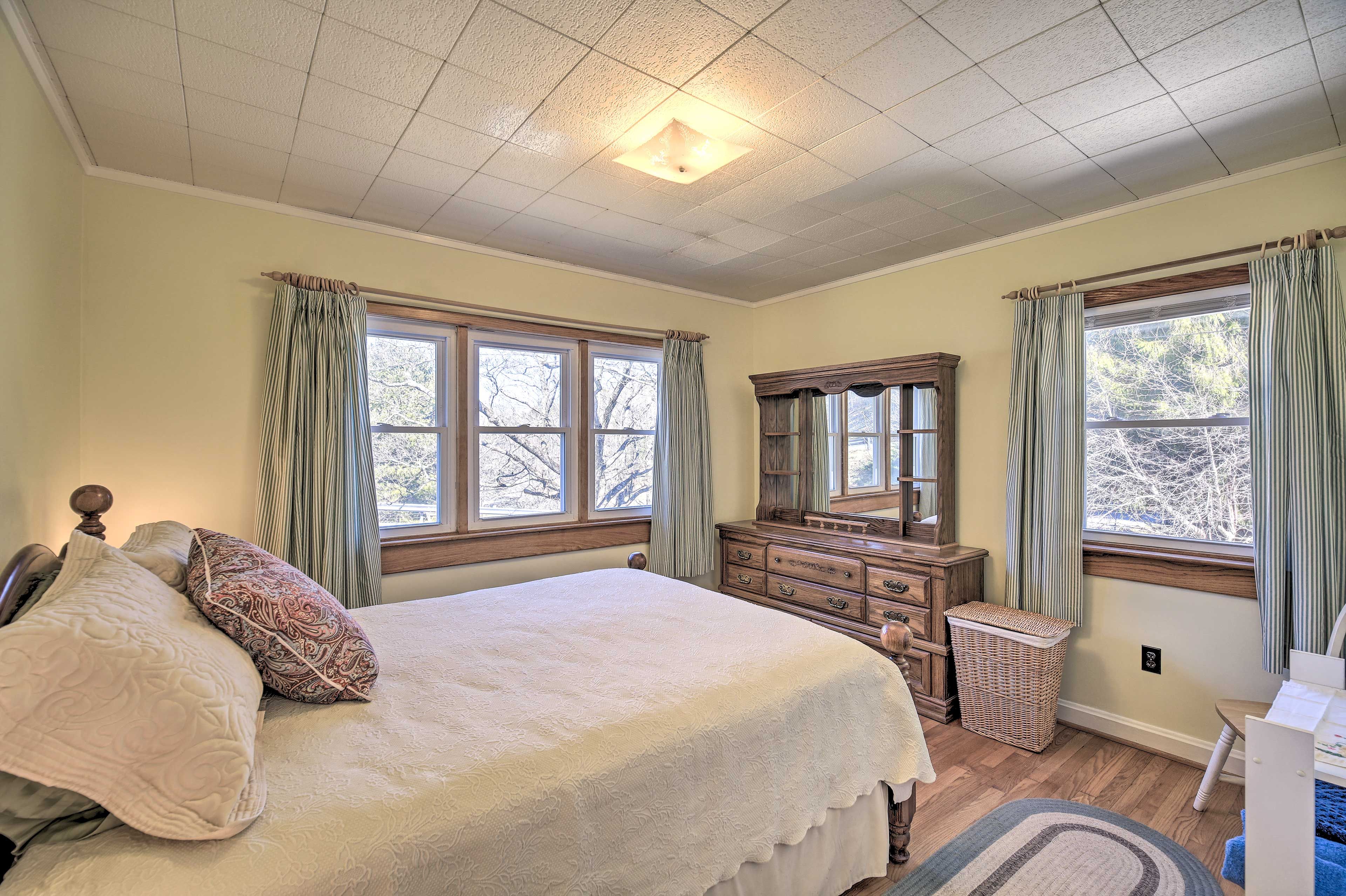 Bedroom 1 | Queen Bed