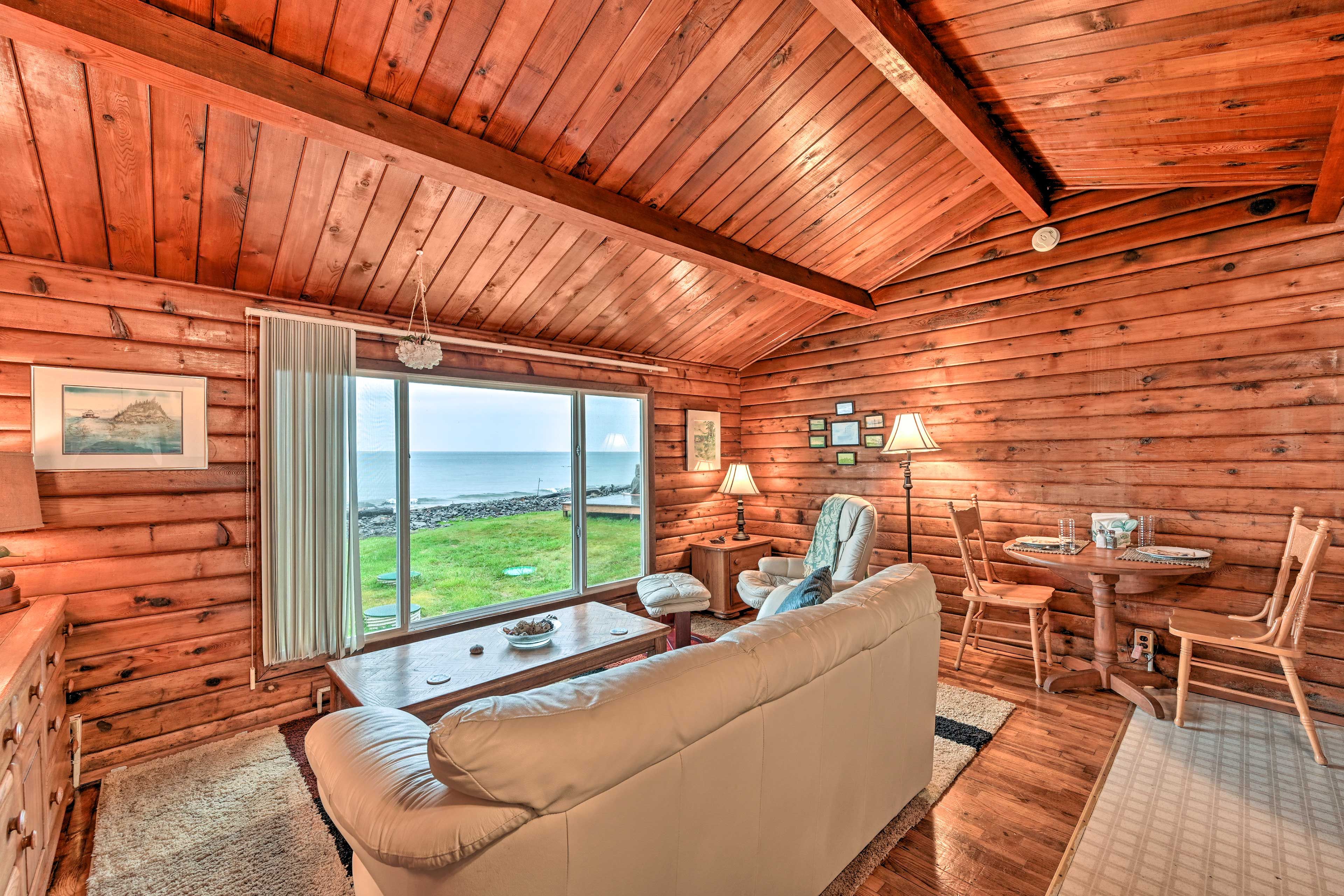 Living Room | Free WiFi