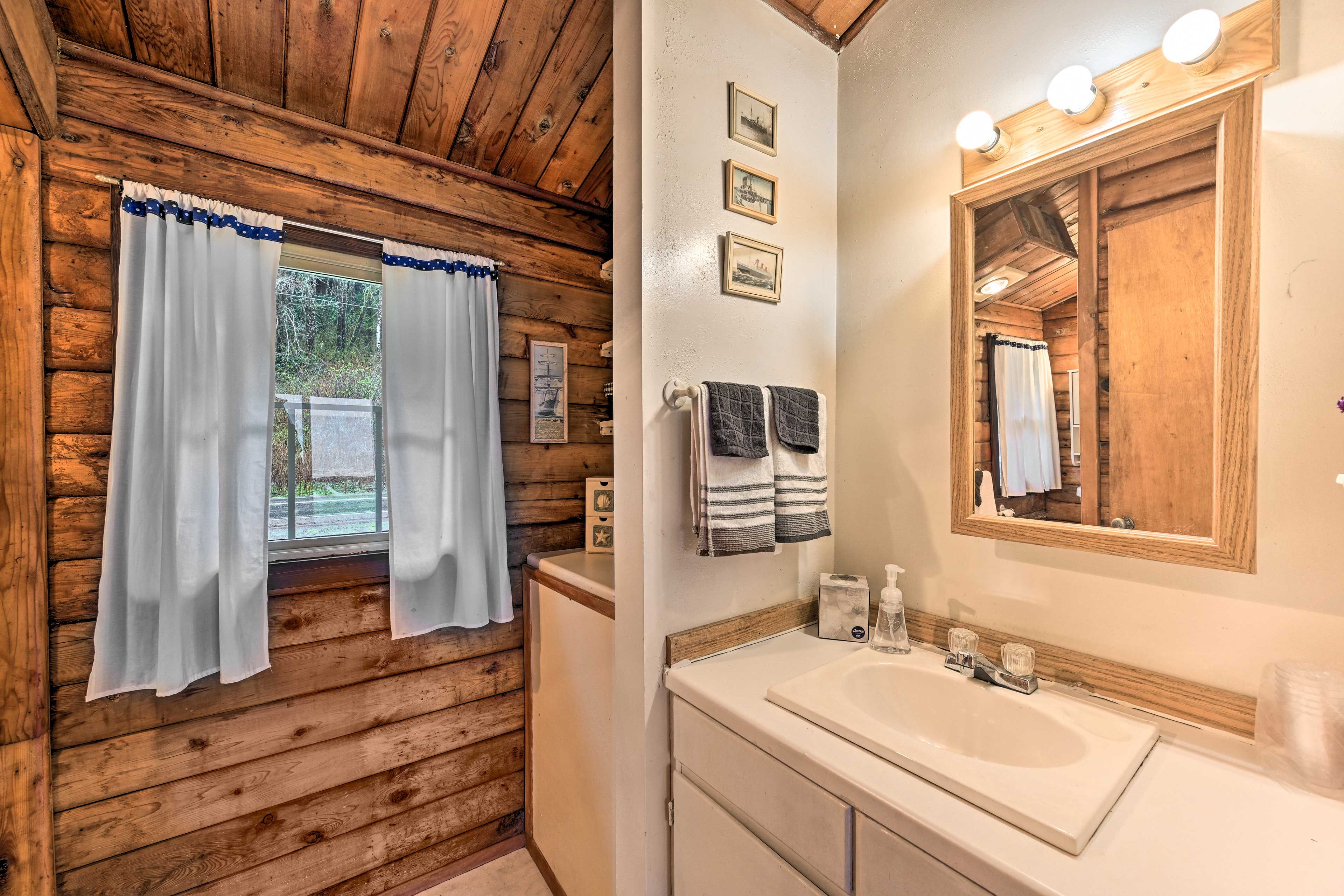 En-Suite Bathroom | Linens & Towels | Complimentary Toiletries | Hair Dryer