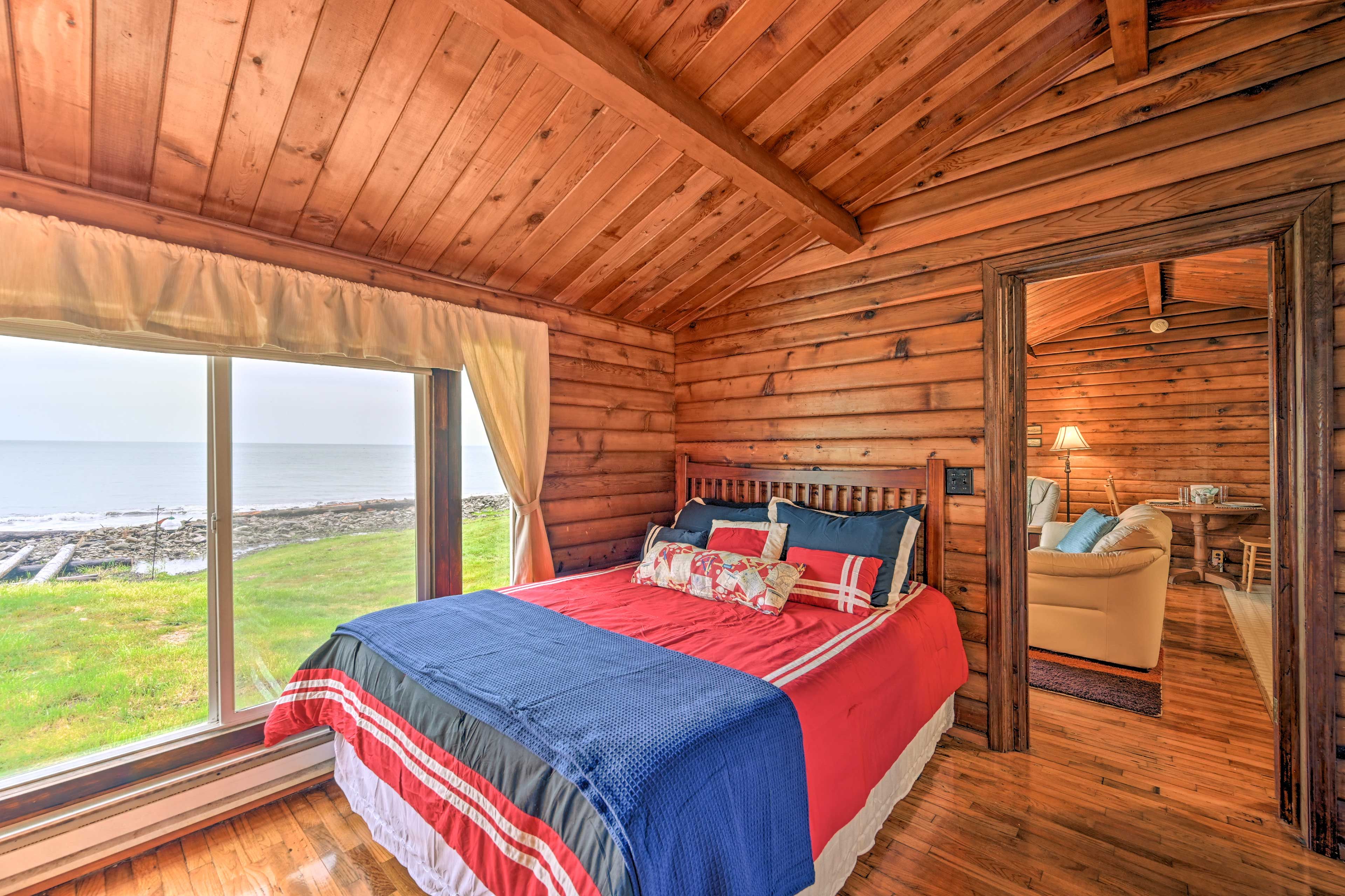 Bedroom | Queen Bed