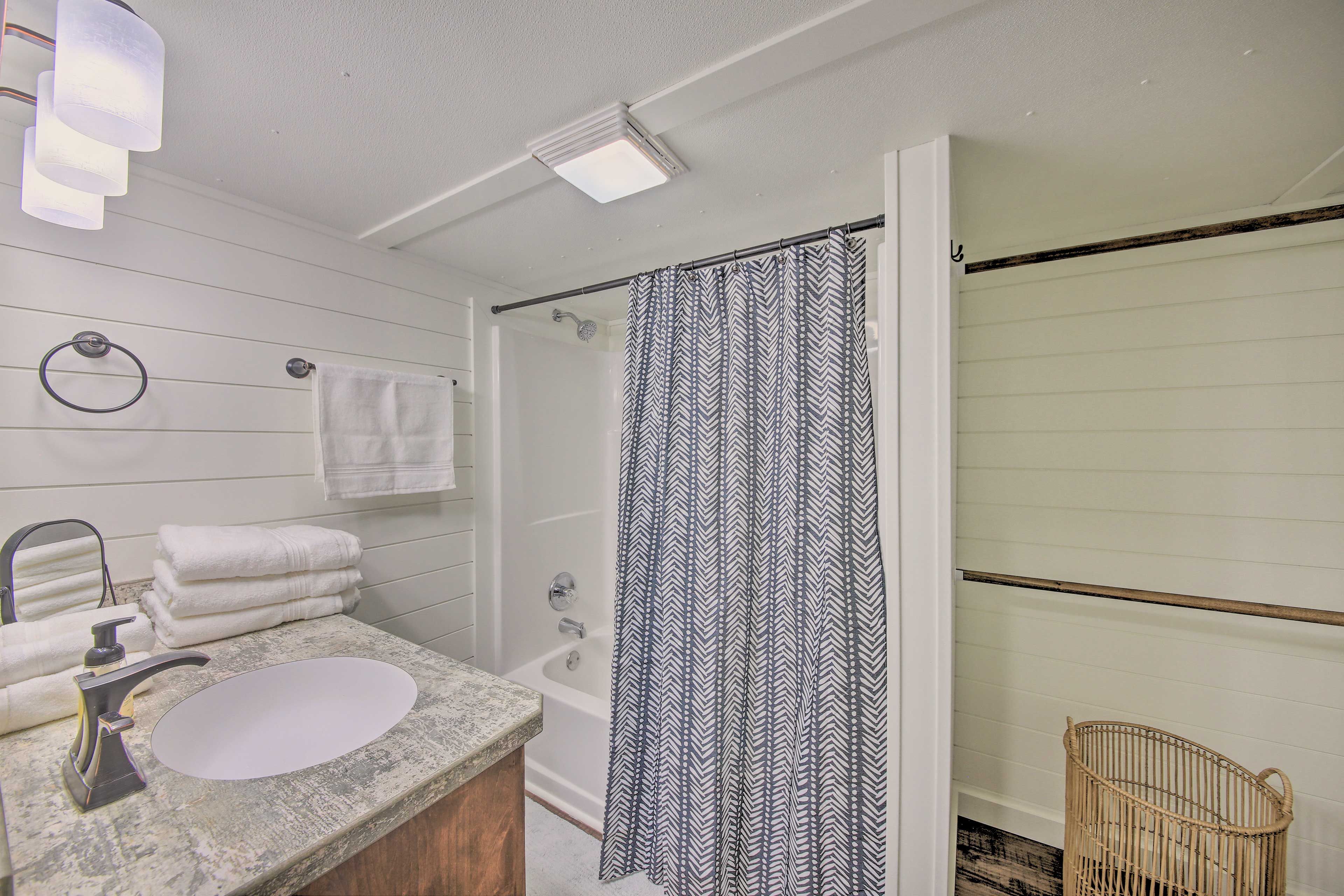 Full Bathroom | Complimentary Toiletries