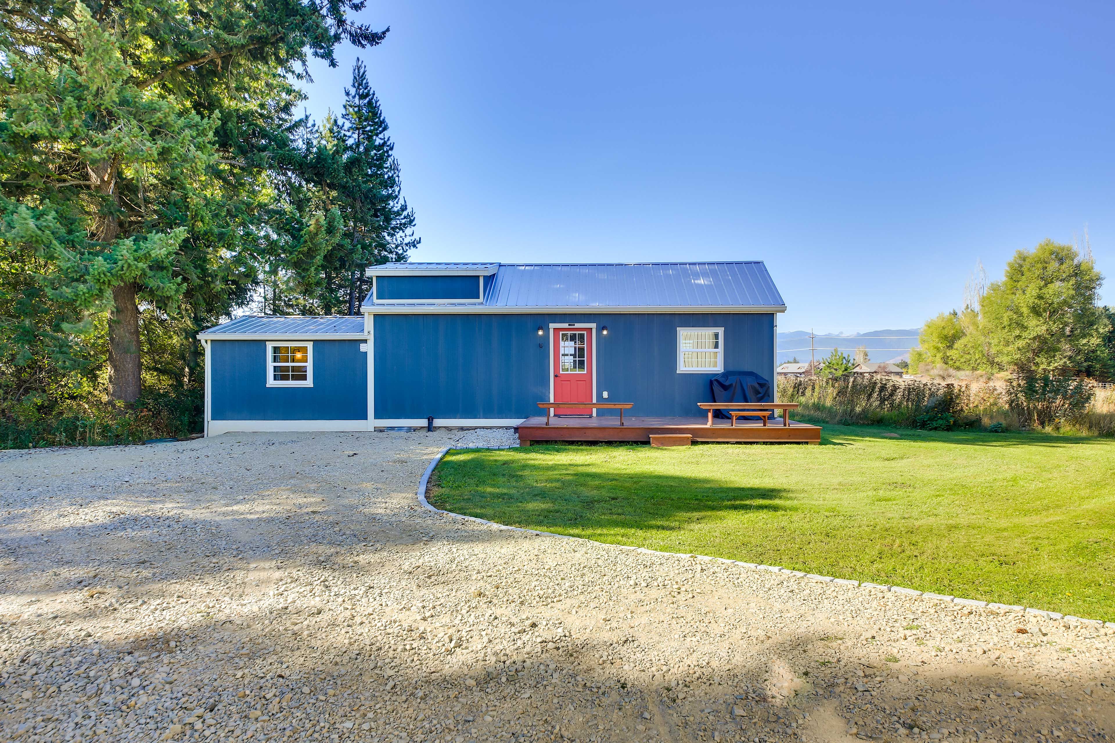 Cabin Exterior | Driveway Parking (2 Vehicles)