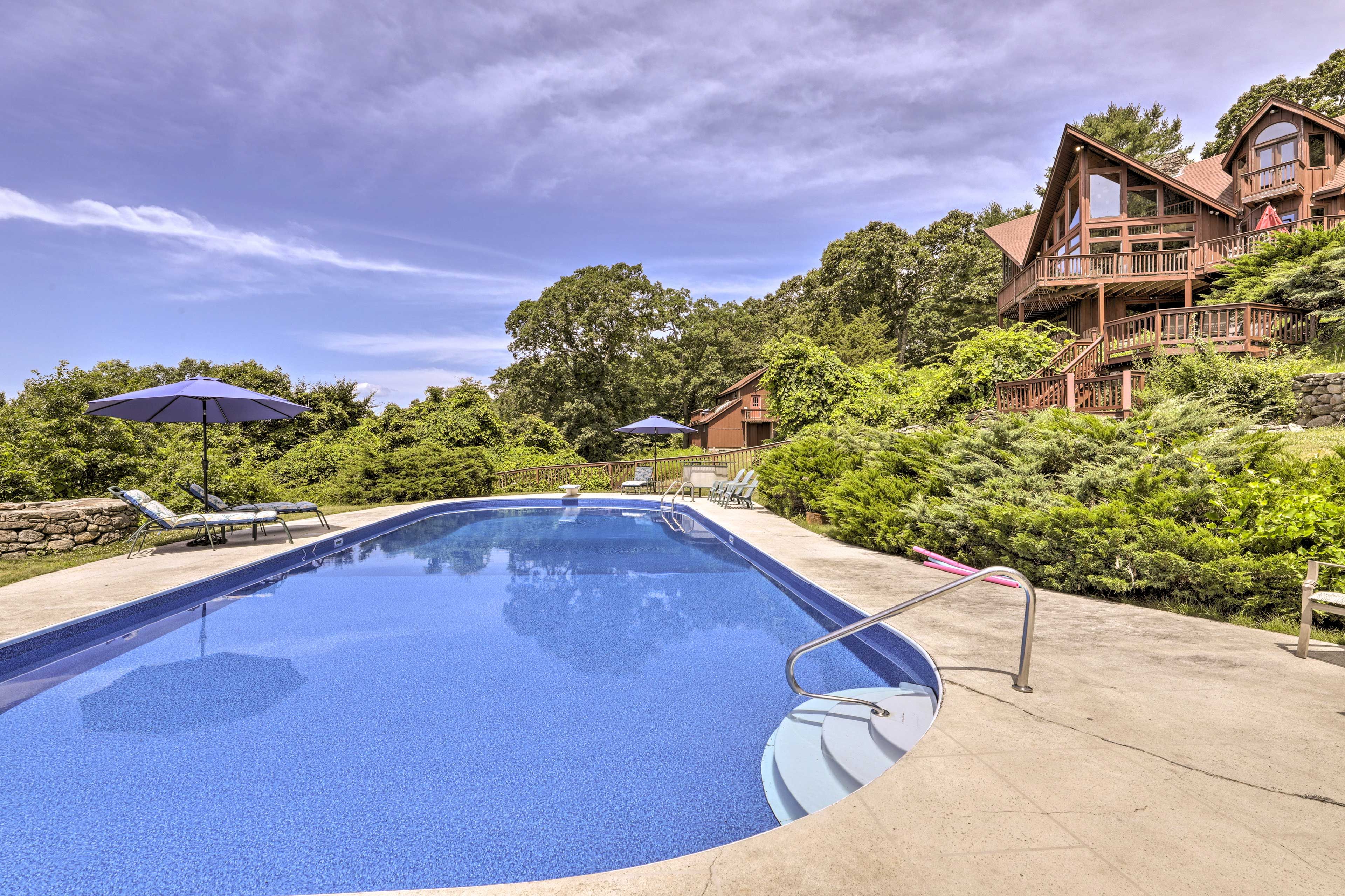 Shared Deck/Yard | Outdoor Dining Area | Outdoor Pool (Daytime Hours Only)