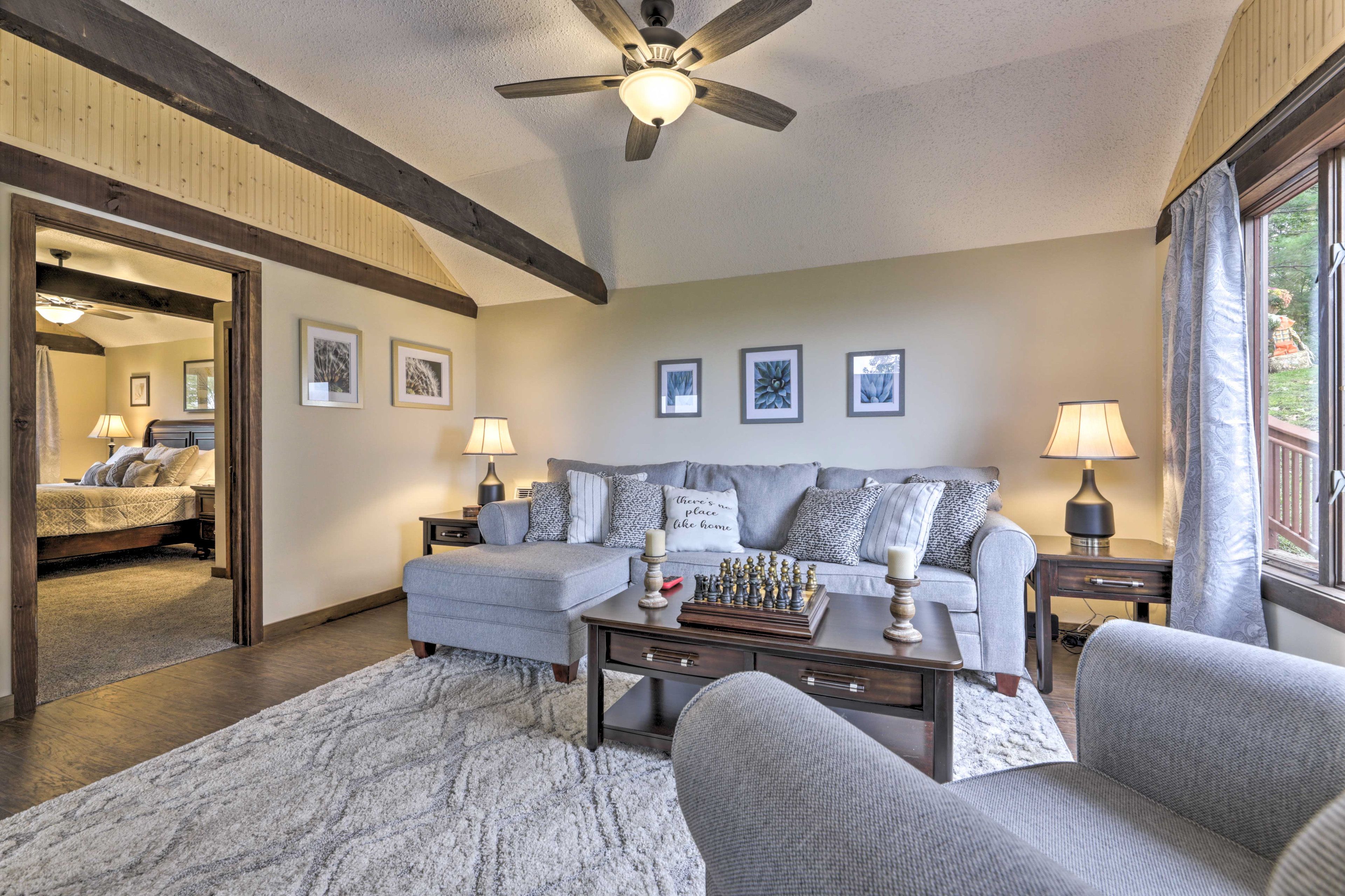 Living Room | Sleeper Sofa | Smart TV | Central A/C | Complimentary Toiletries
