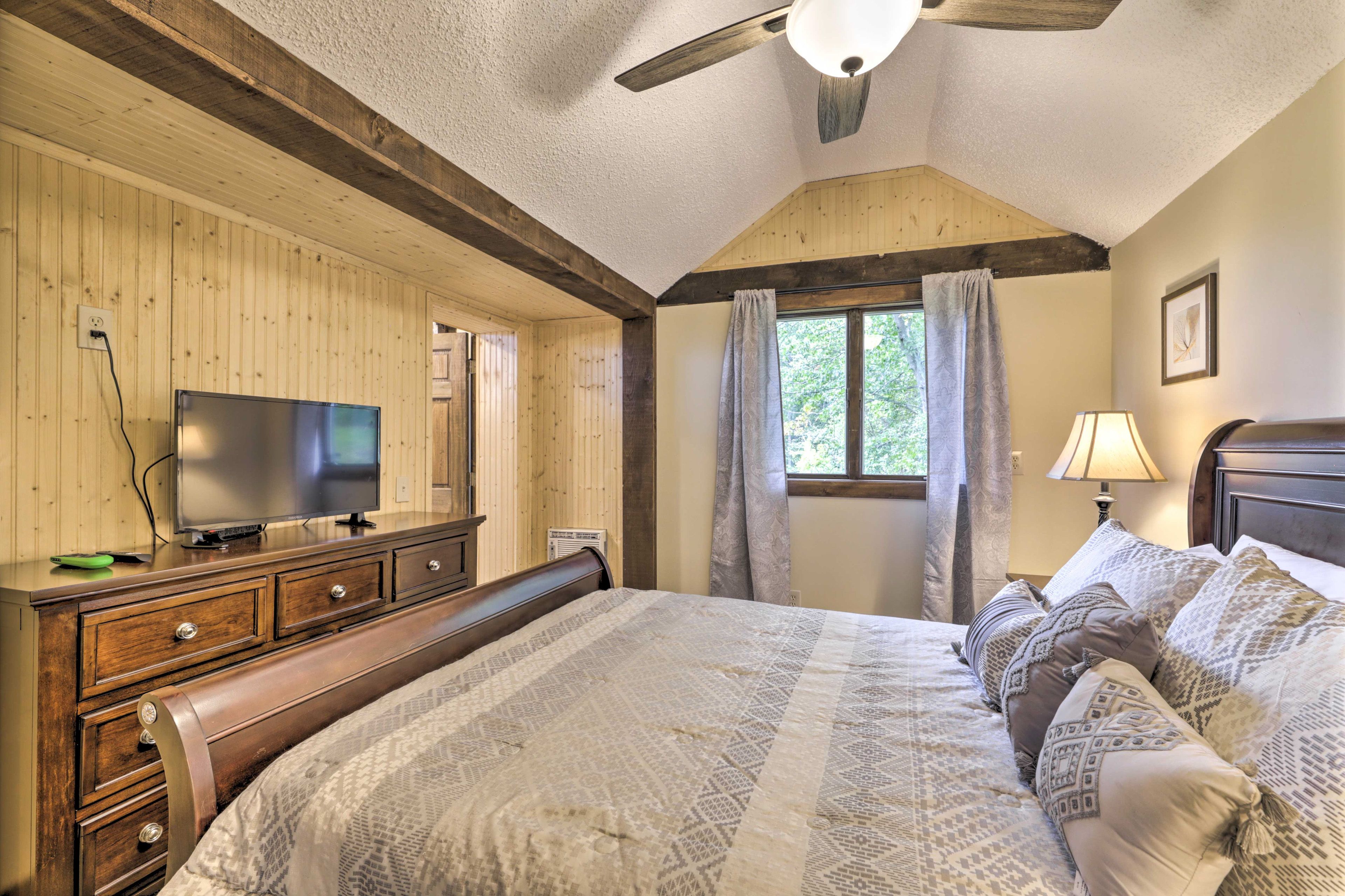 Bedroom | Queen Bed