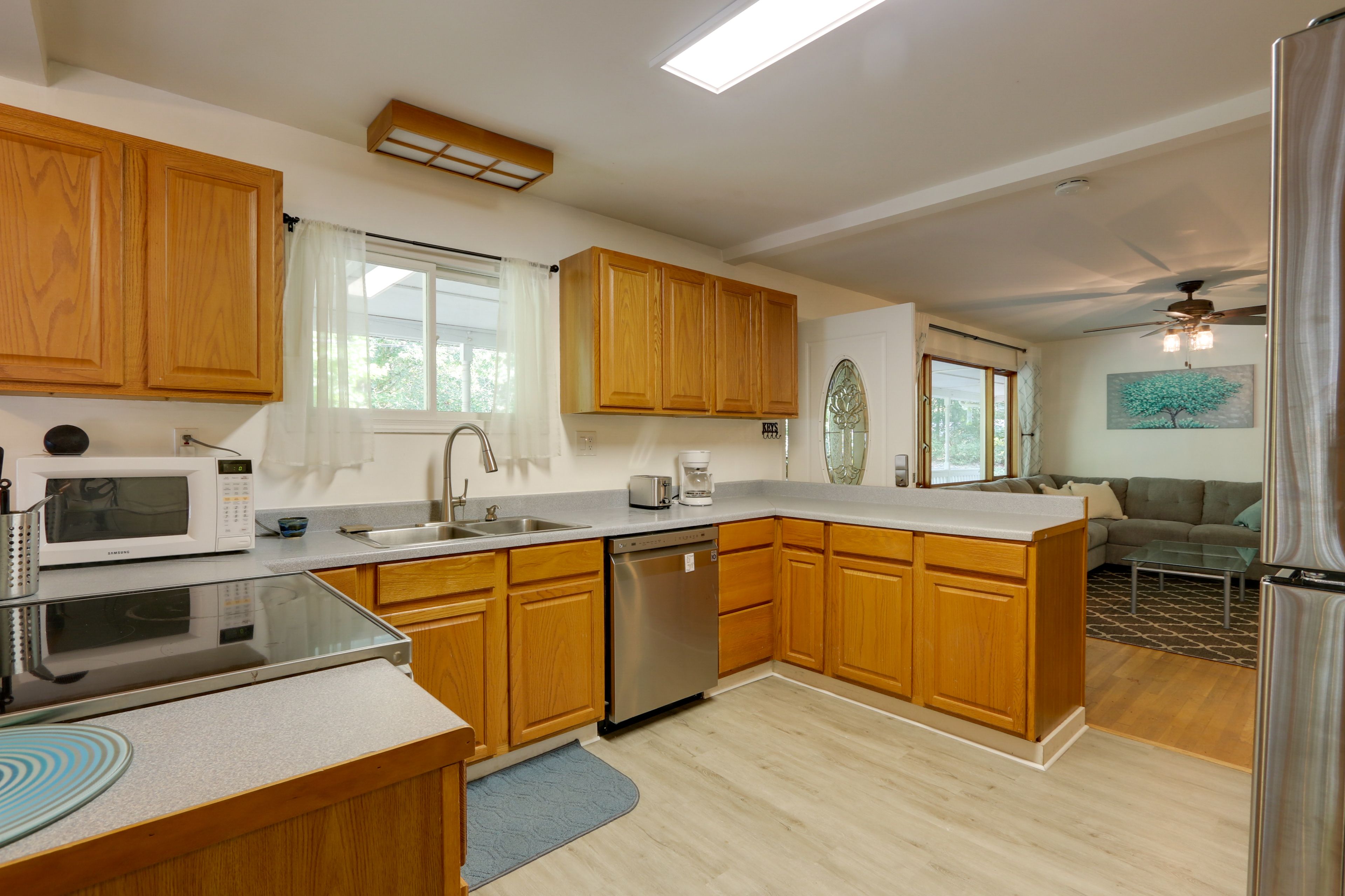 Kitchen | Cooking Basics | Coffee Maker | Paper Towels/Trash Bags Provided
