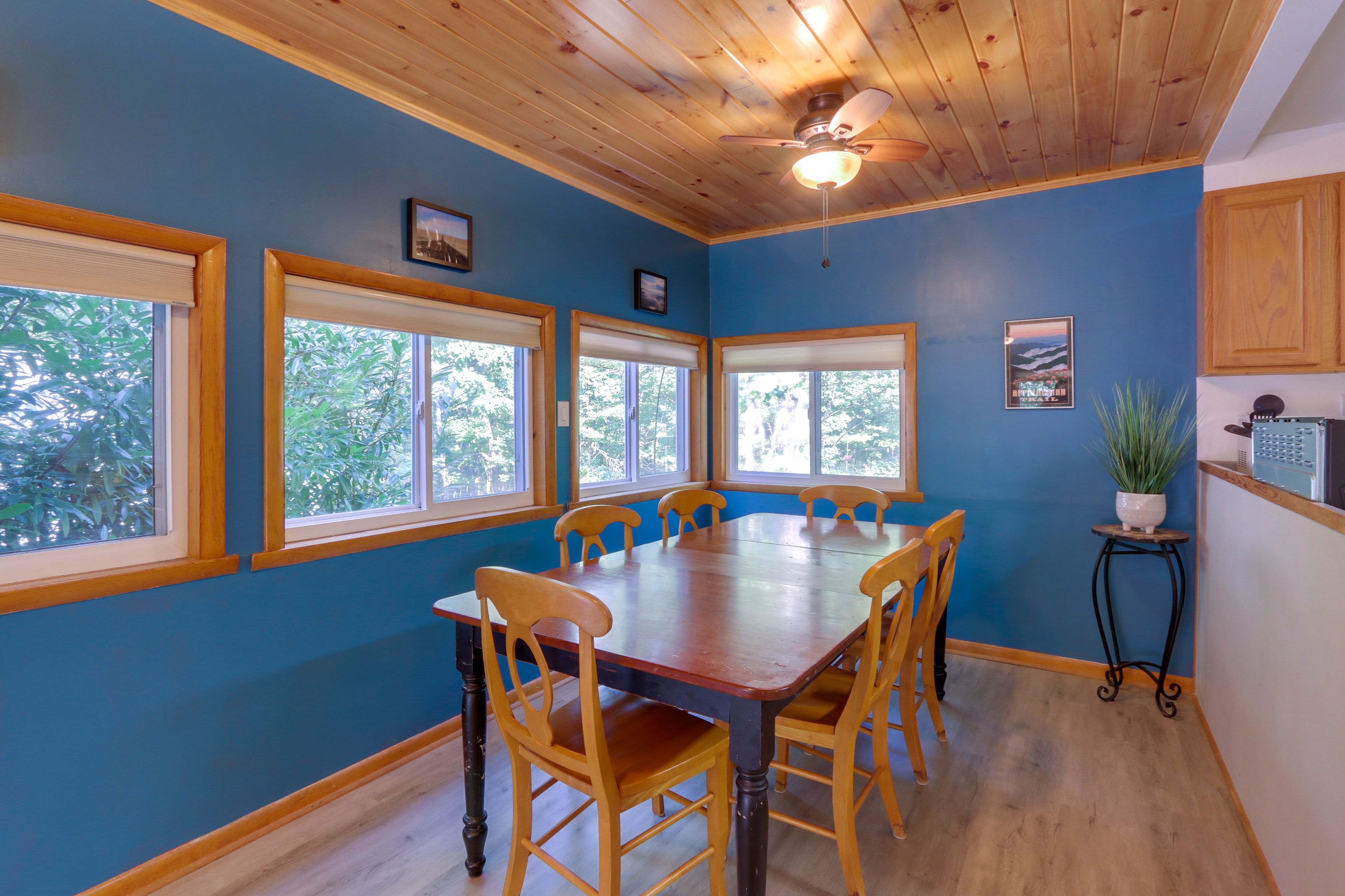 Dining Area | Dishware & Flatware Provided