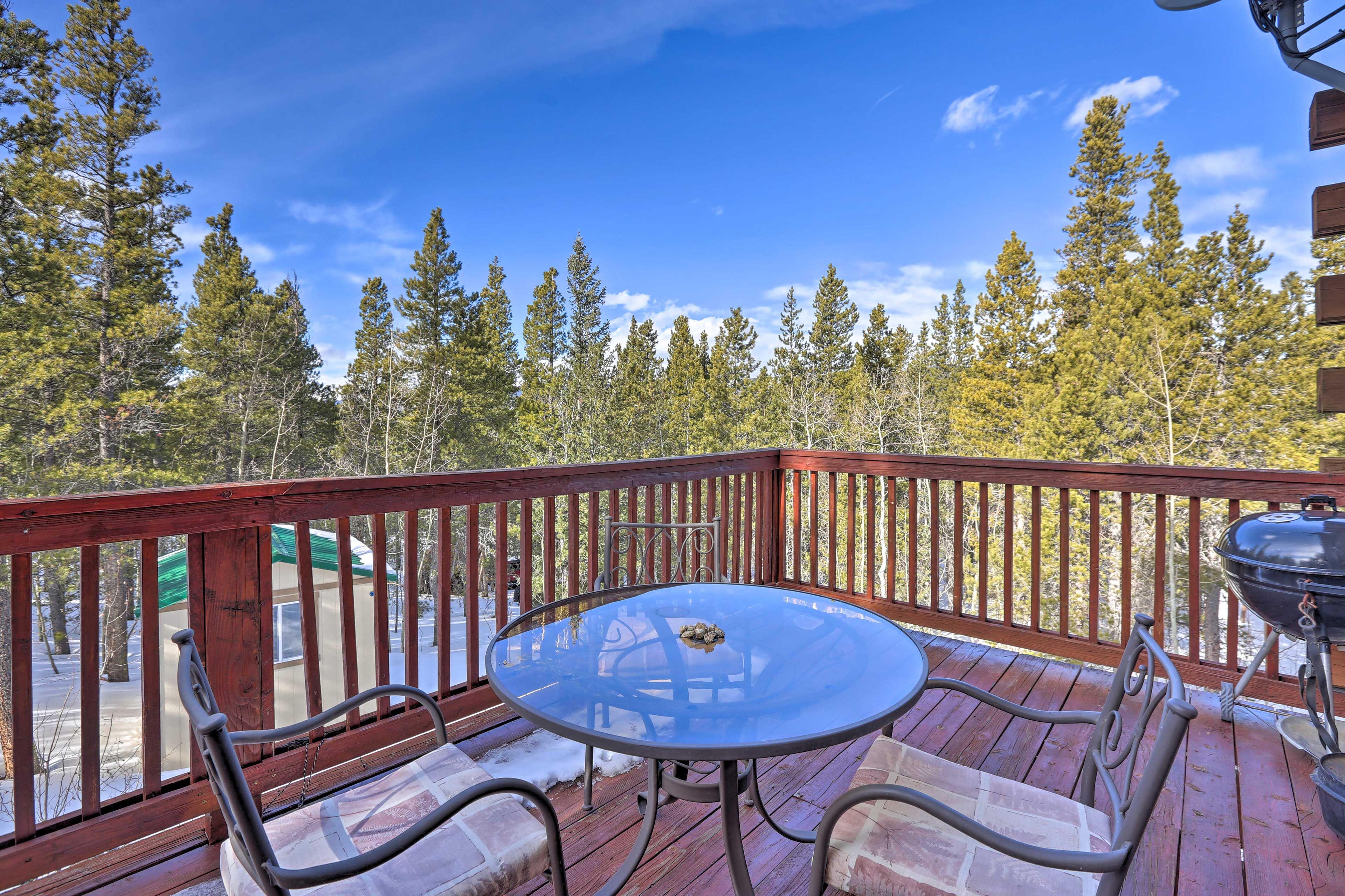 Deck w/ Charcoal Grill | Dining Set