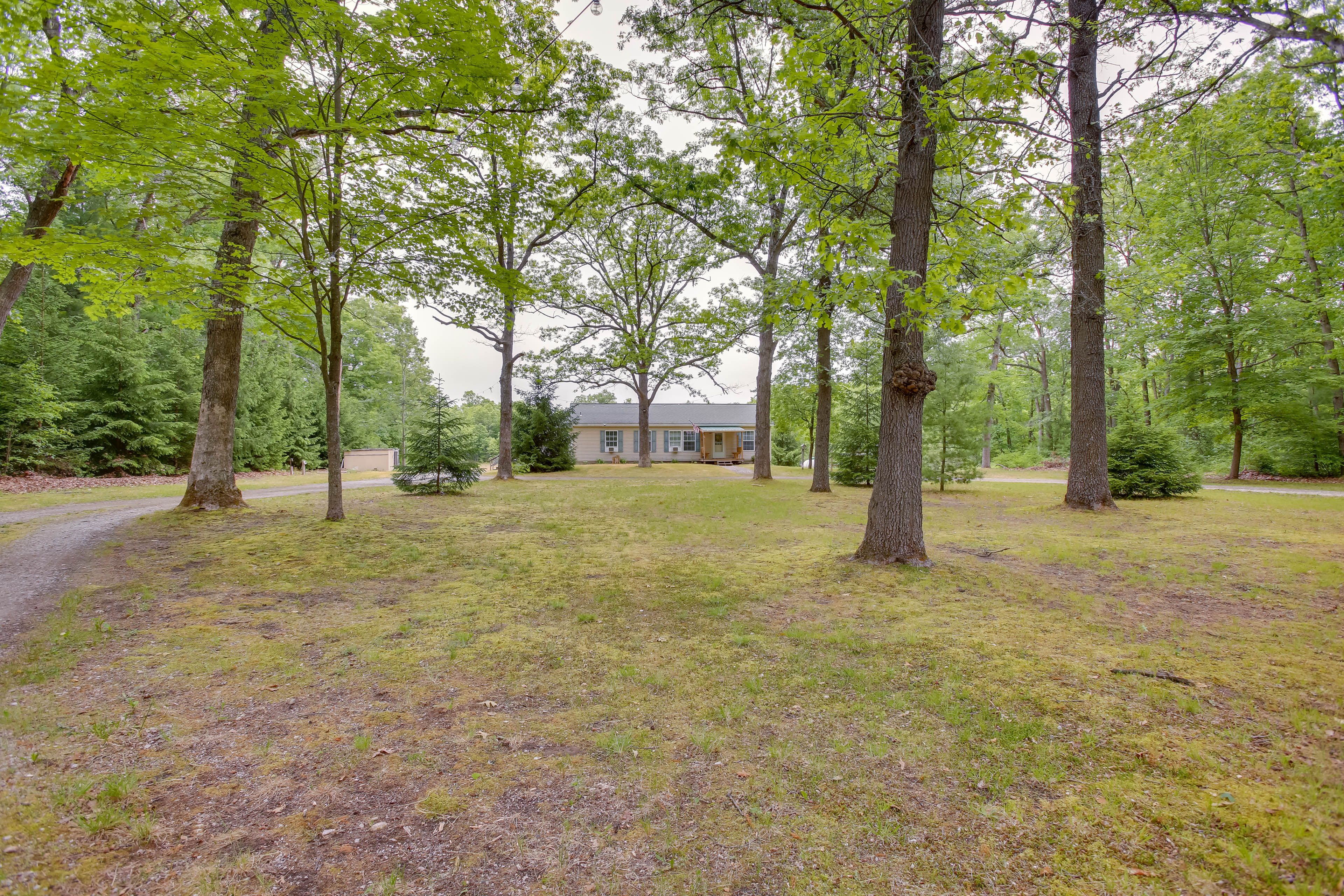 Property Exterior | Driveway (2 Vehicles)