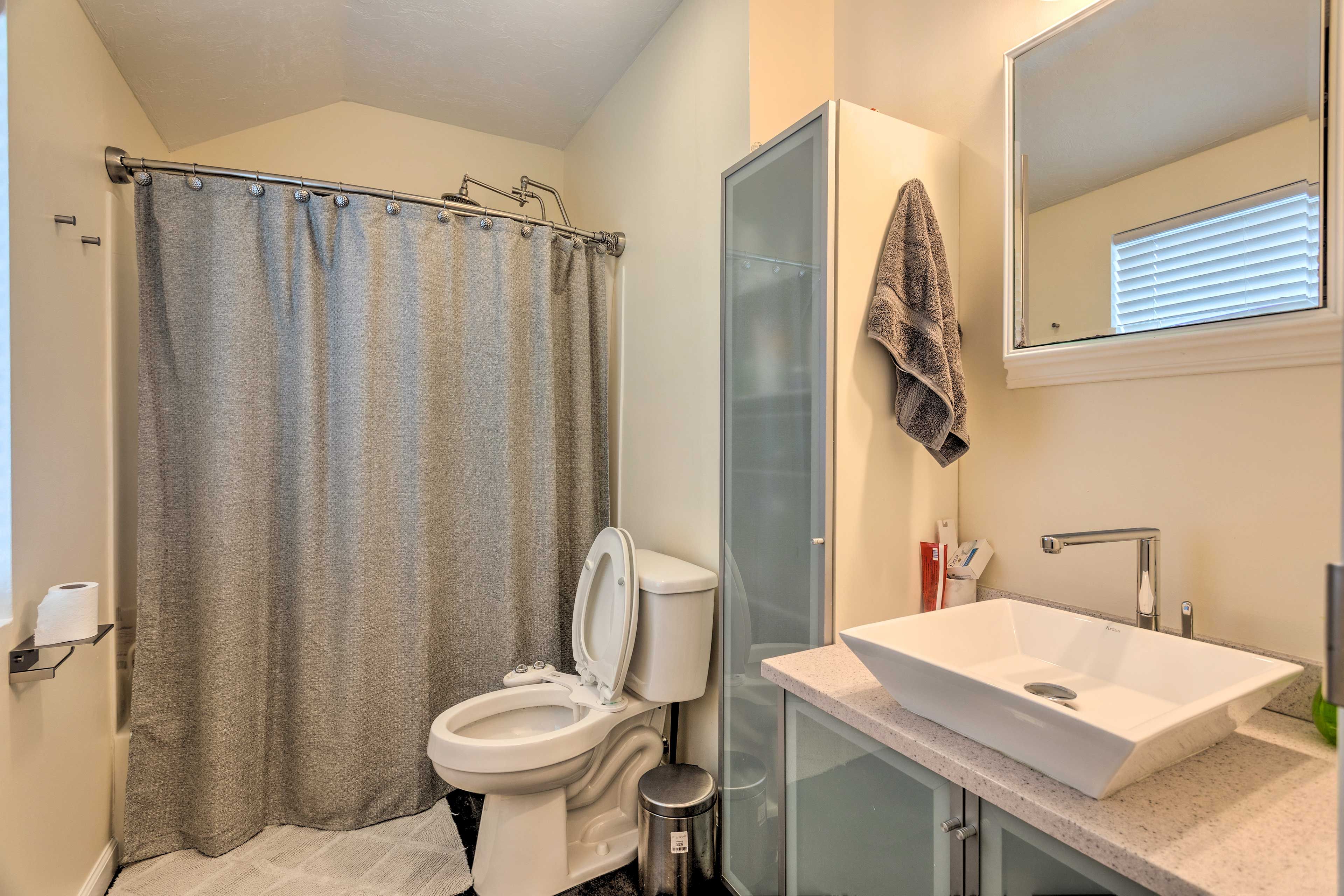 Full Bathroom | Towels Provided | Complimentary Toiletries