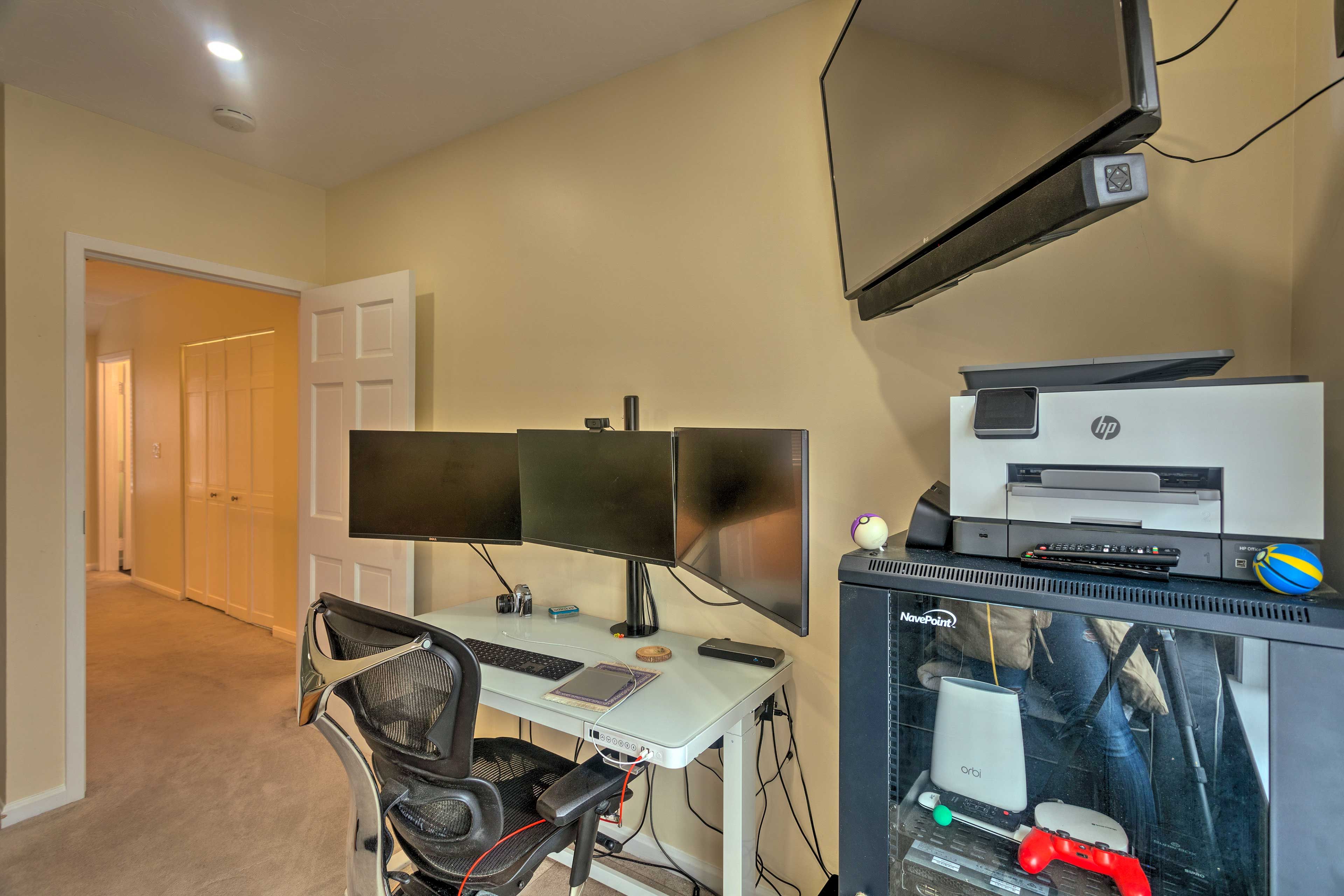 Bedroom 2 | 3 Monitors