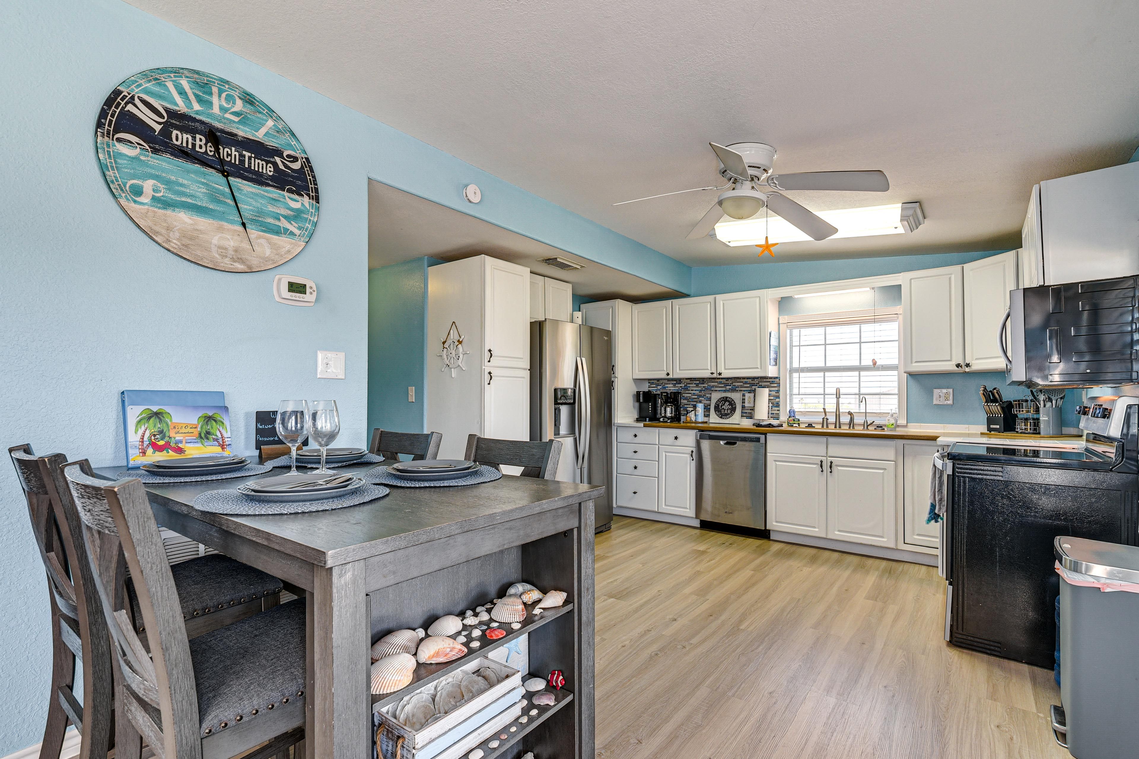 Dining Area & Kitchen