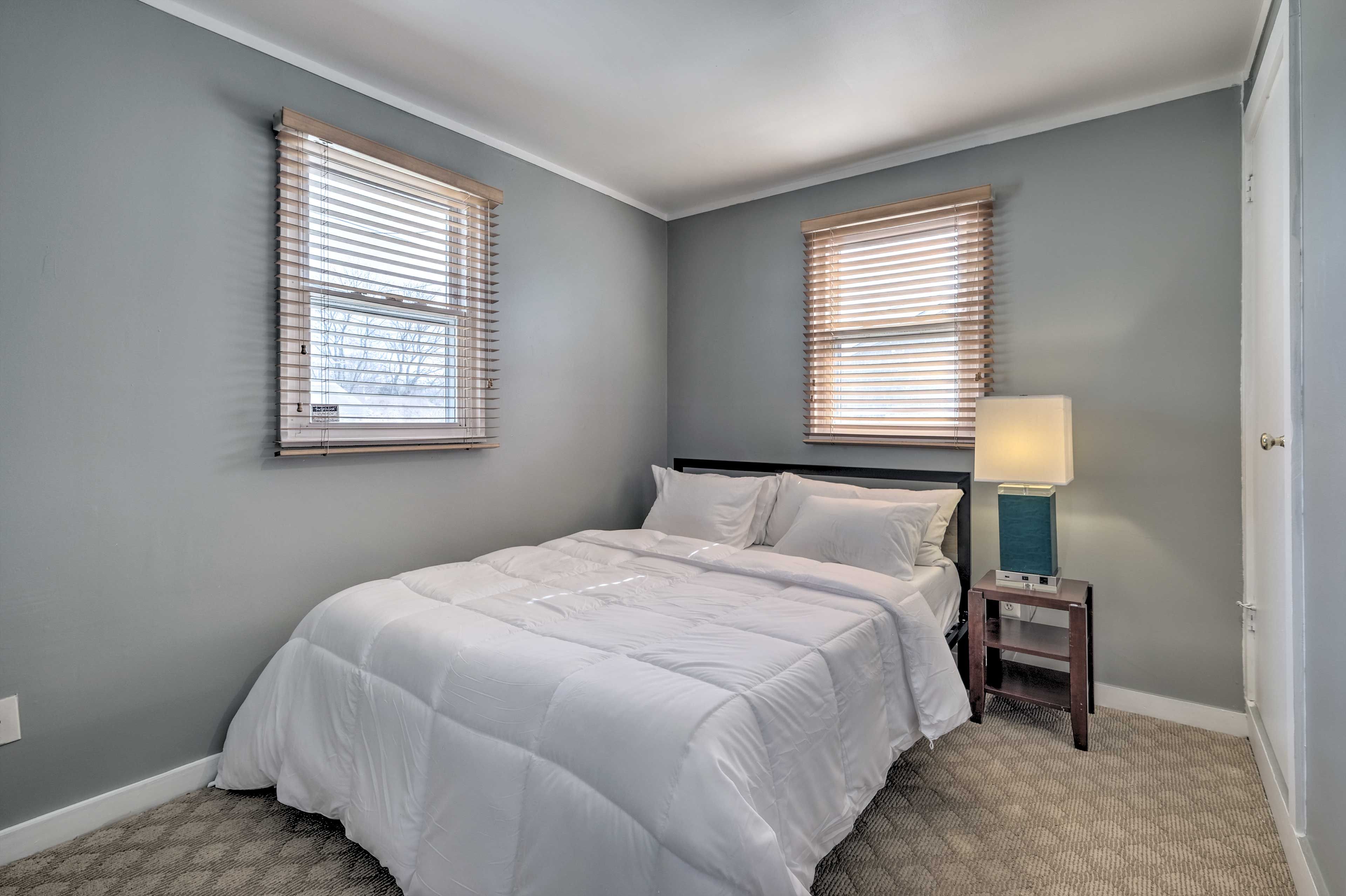 Bedroom 1 | Queen Bed